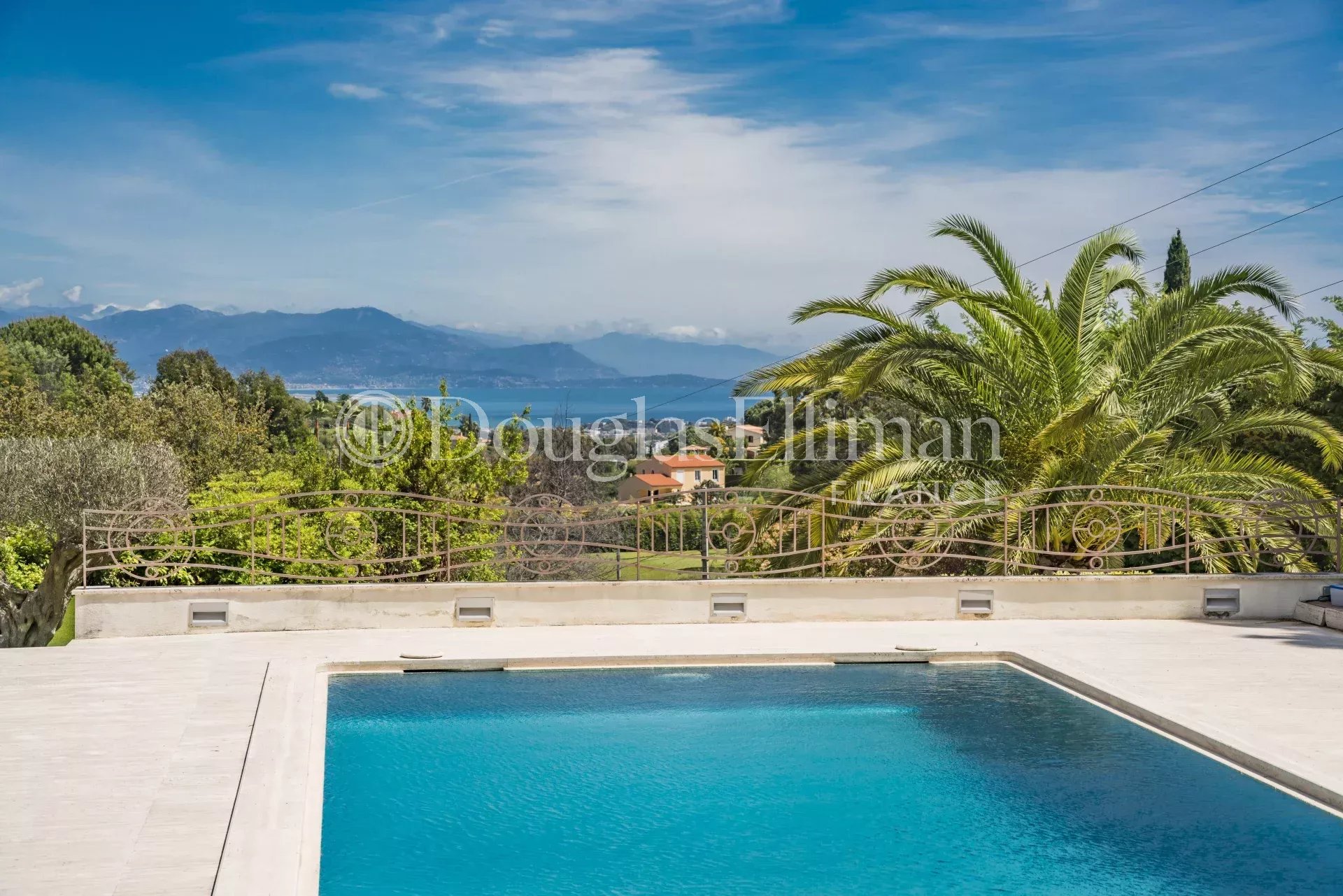 SUPER-CANNES – Family villa with pool in residential area with sea view - Picture n°2