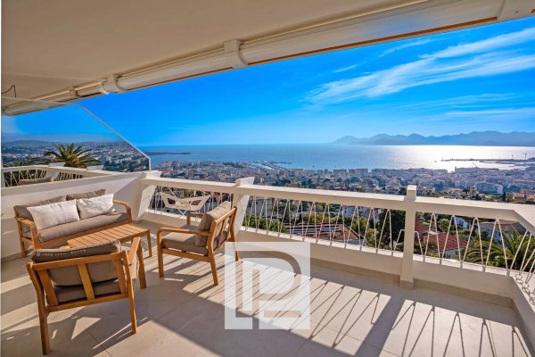 Cannes top floor apartment with exceptional sea view — photo 1