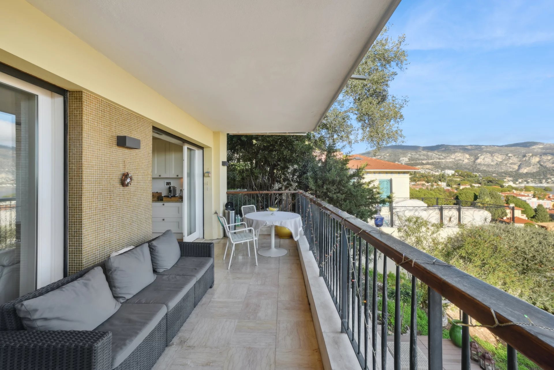 Central 2-bedroom apartment with panoramic sea views, 13 m² terrace and garage