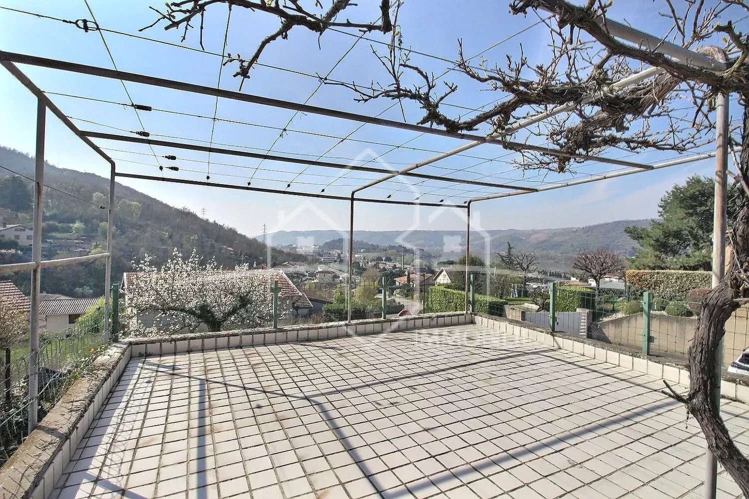 Maison de village 95 m² – 3 chambres, jardin, terrasse et garage