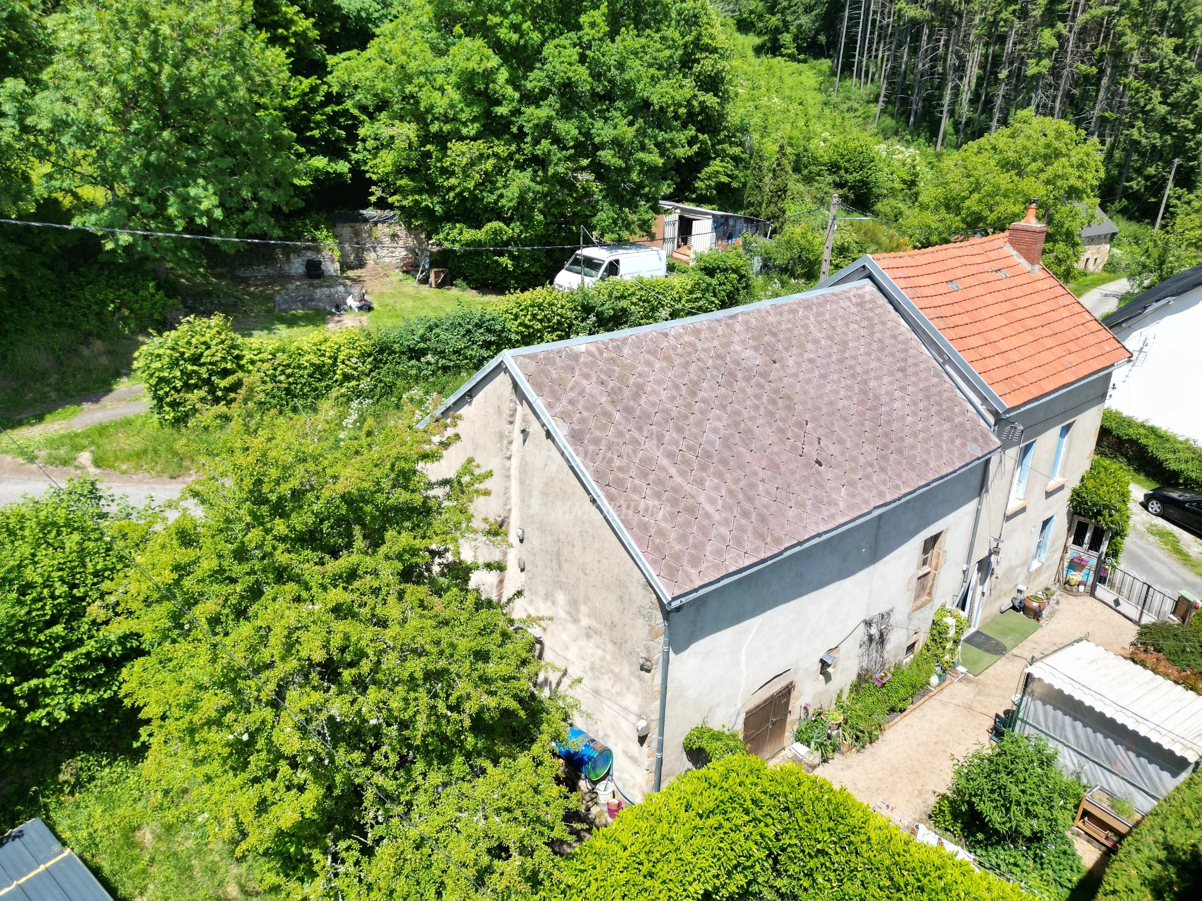 Maison en pierre avec dépendances, terrain et bois– Cadre paisible à Teilhet