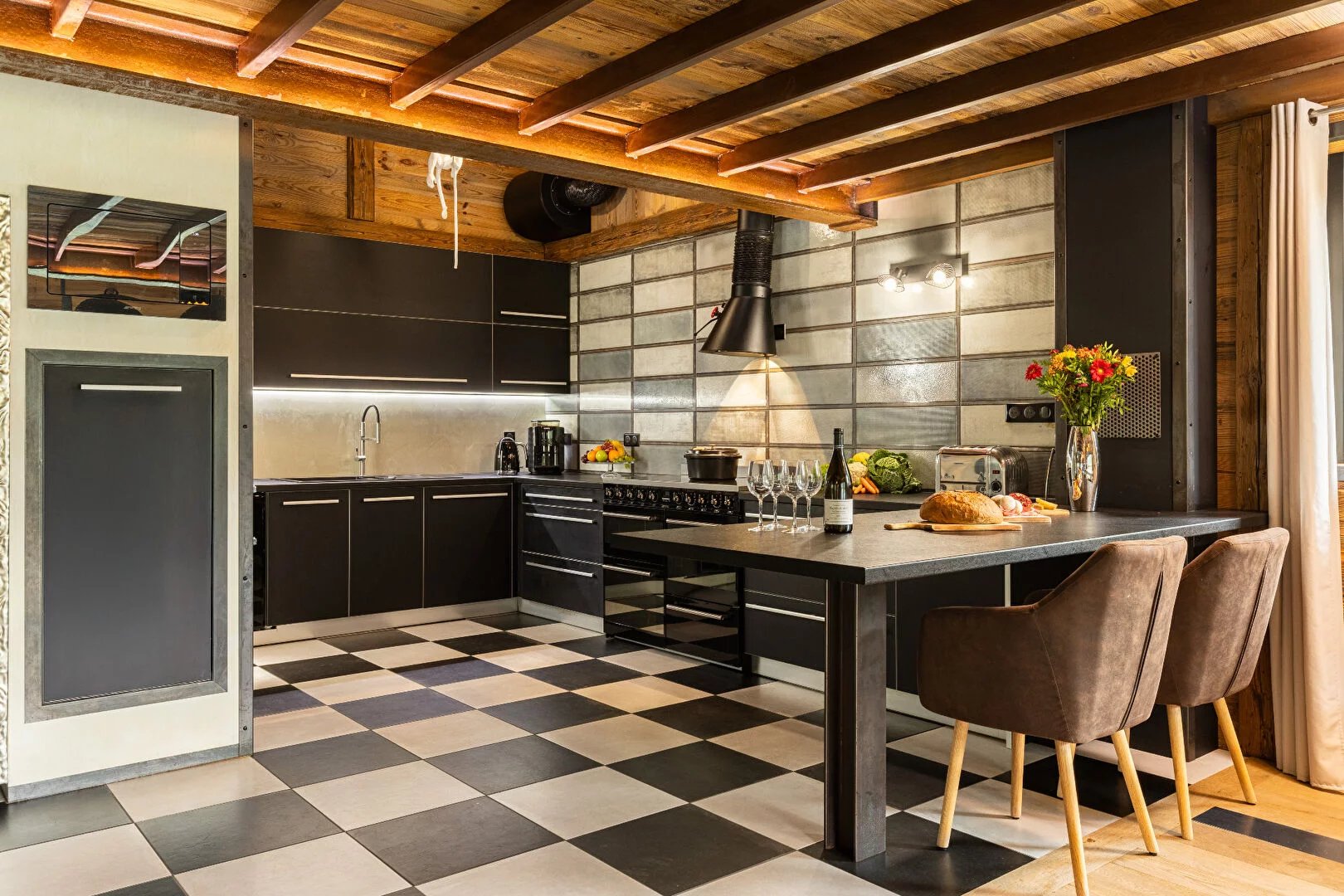A chalet with character and a strong artistic style.