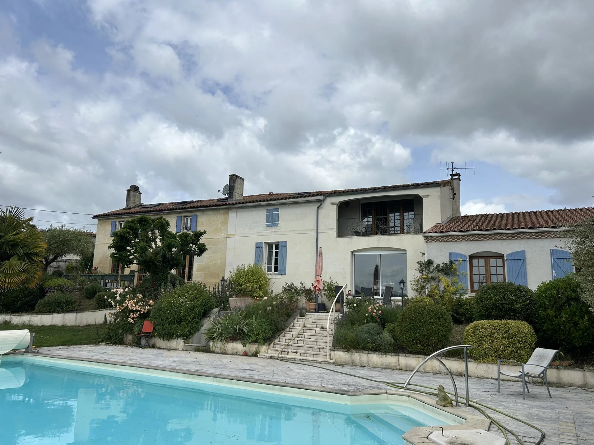 Renovated Country House with Pool and Vineyard Views – Near Cognac