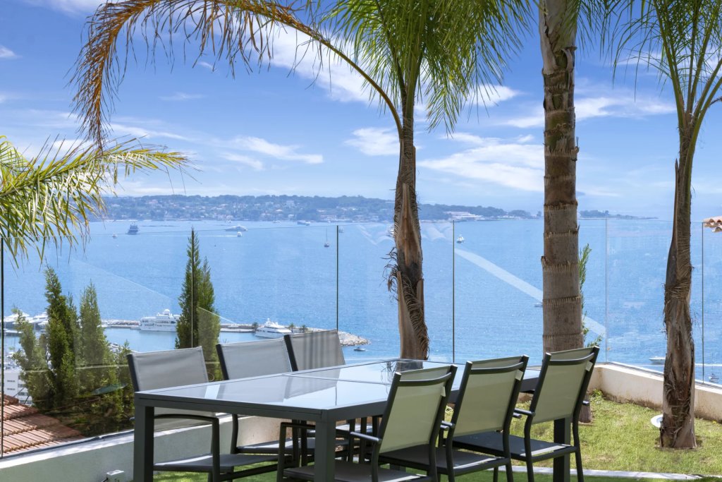 Villa for sale in Vallauris — Luxury Villa Vallauris: A Family Legacy Estate in Golfe-Juan