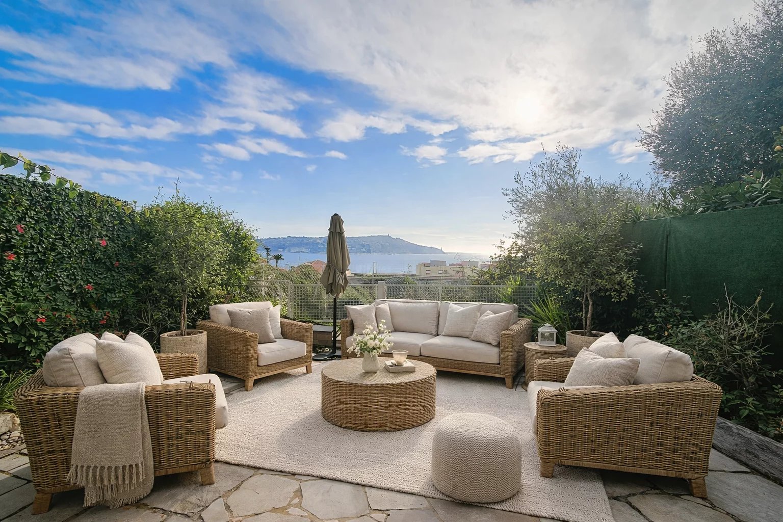 VILLEFRANCHE SUR MER - Bel appartement avec grande terrasse de 49m² – Quartier de la Darse -  Vue mer - parking collectif -