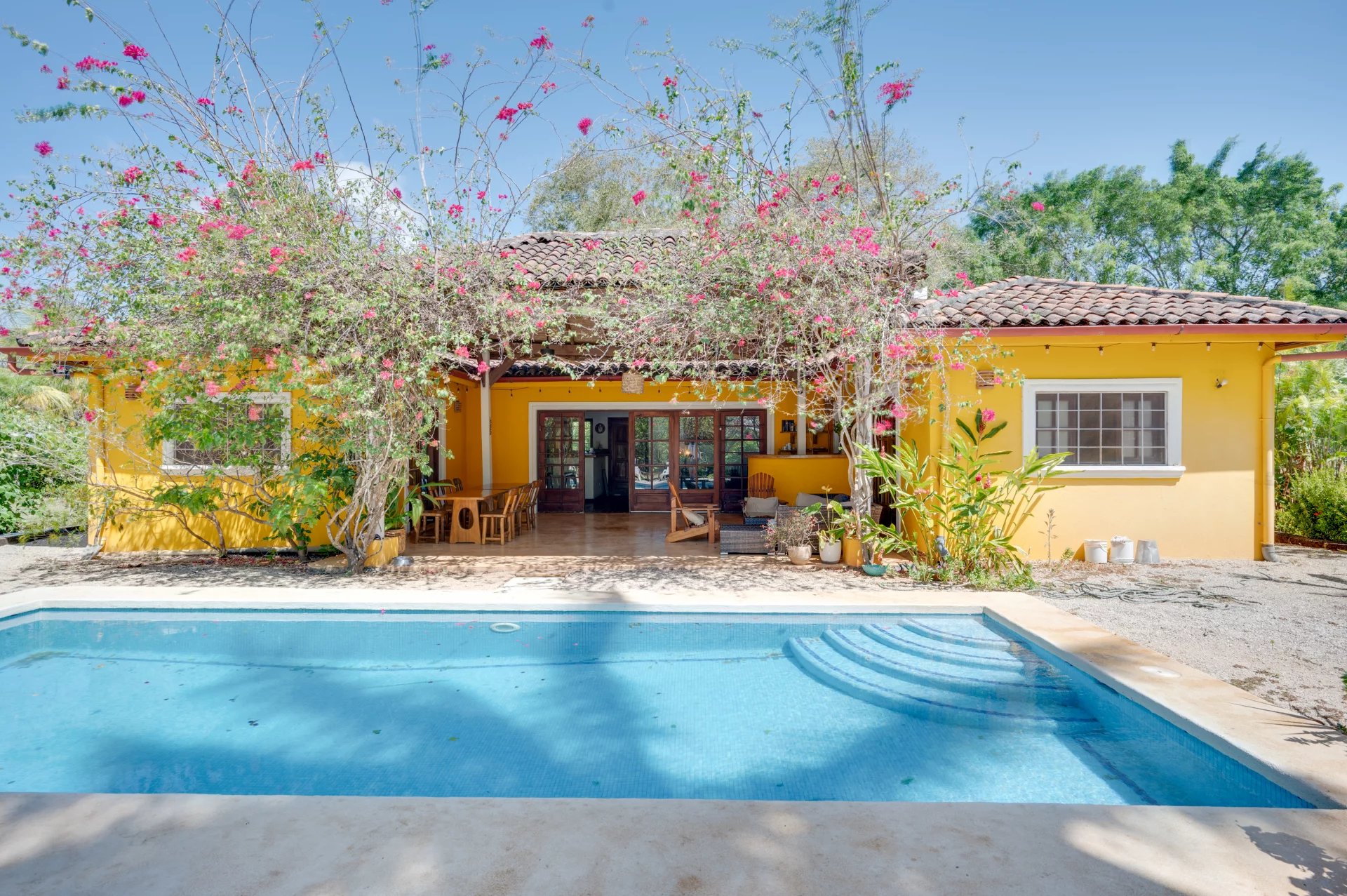 Villa principale de 3 chambres avec piscine + 2 appartements avec piscine sur un grand terrain avec jardin tropical dans une des résidences le plus cotée de la région