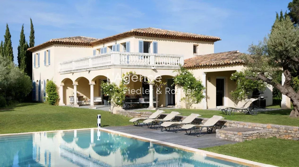 REF 318 : SAINT-TROPEZ - BELLE ISNARDE - LUXURIOUS VILLA LOCATED A FEW STEPS FROM THE CENTER