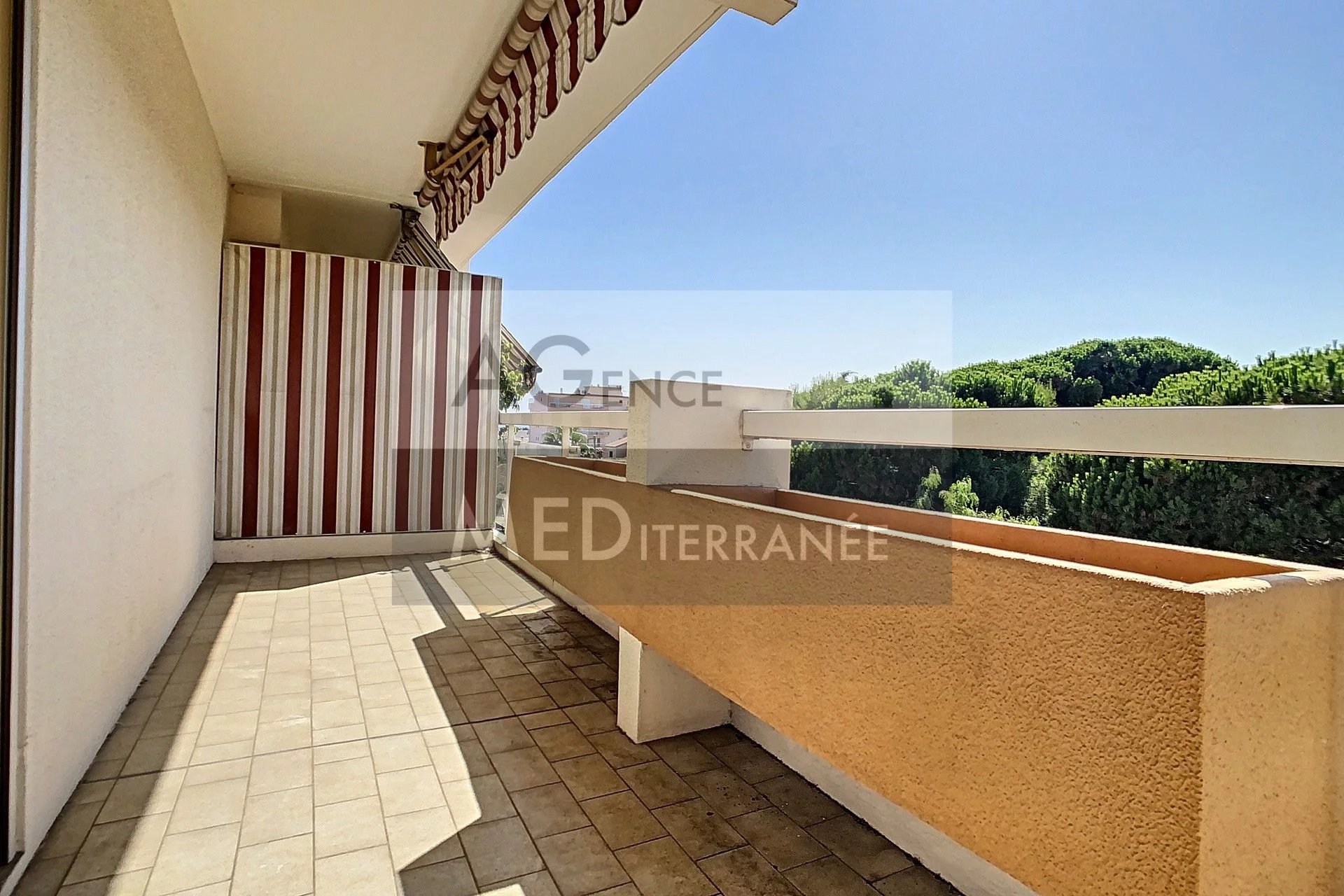 1 BEDROOMS APARTMENT WITH GARAGE