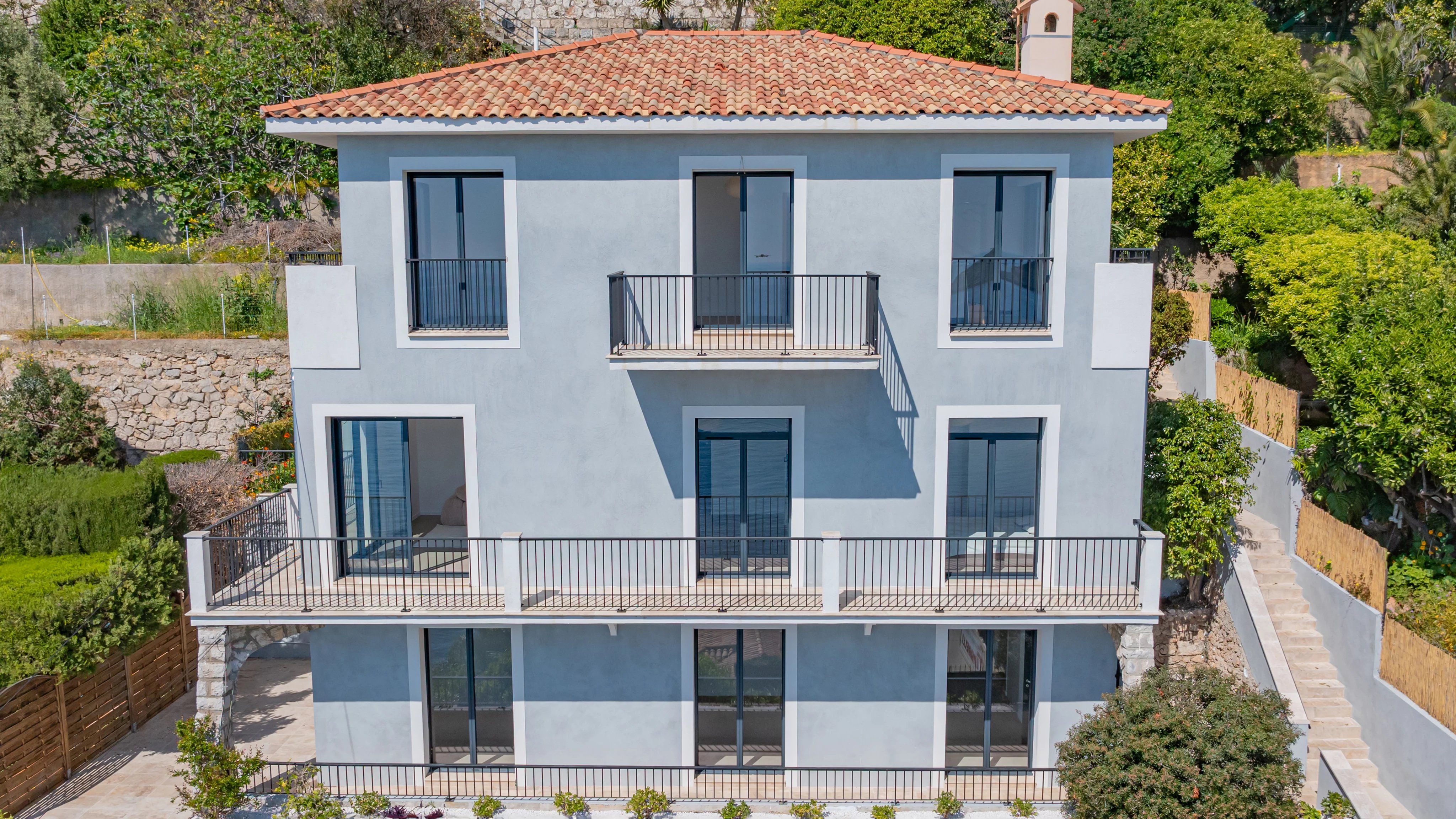 ROQUEBRUNE- CAP-MARTIN- HOUSE DIVIDED INTO 3 APARTMENTS - SEA VIEW