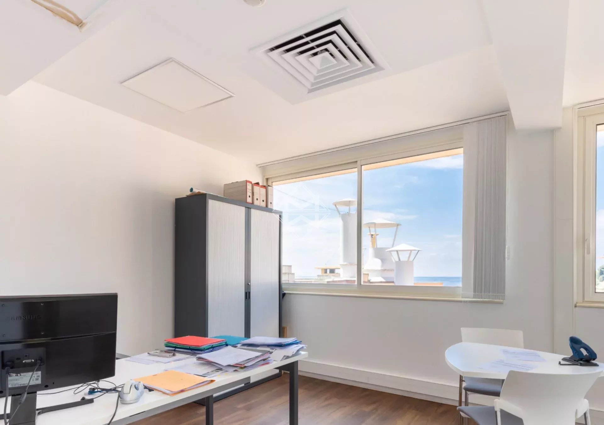 Opportunité d'Affaires : Bureau Spacieux au Dernier Étage avec Vue Imprenable sur la Mer, Idéal pour un Centre d'Affaires ou un Usage Privé