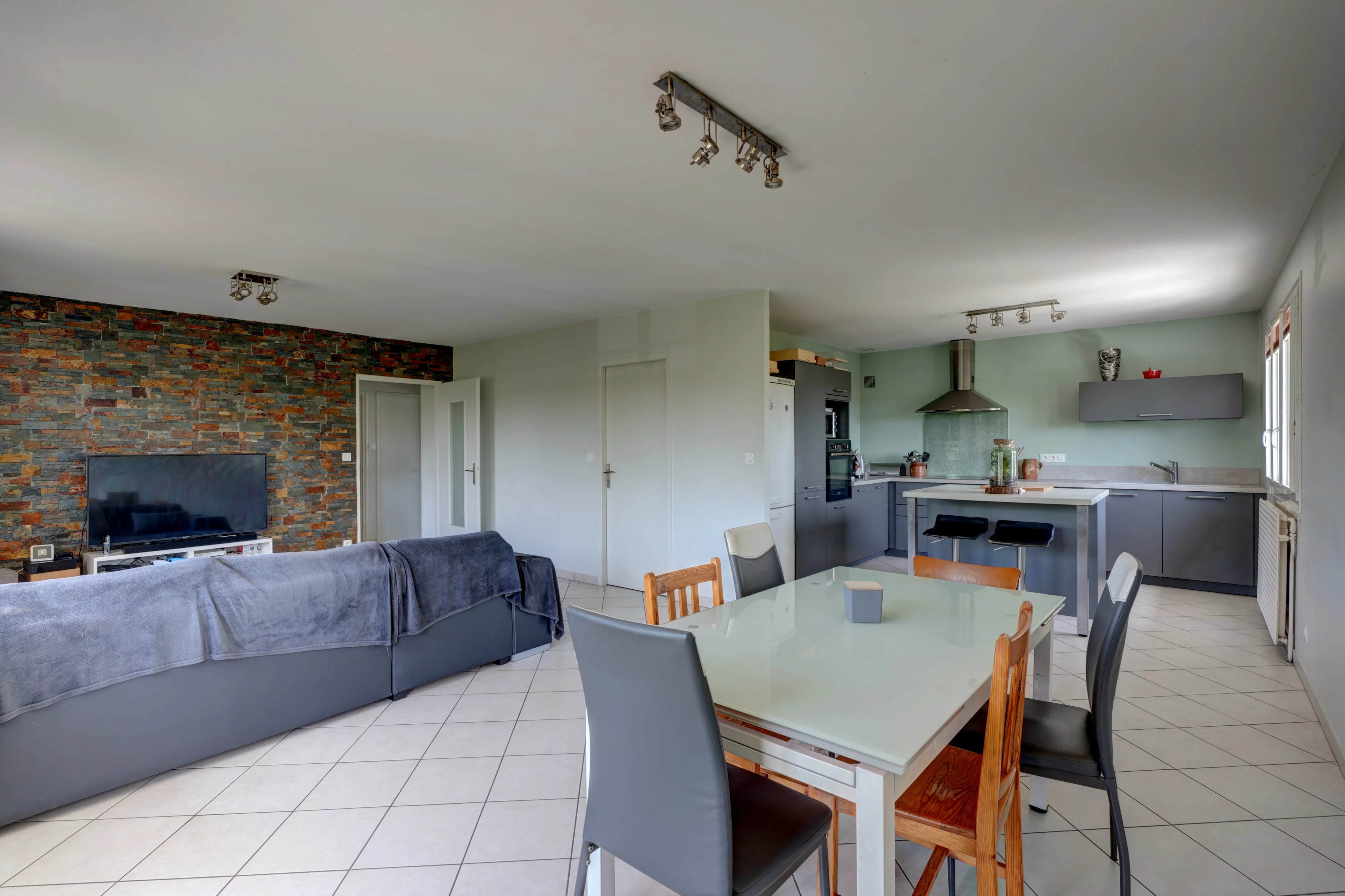 Maison avec piscine - St Genis les Ollières — photo 11