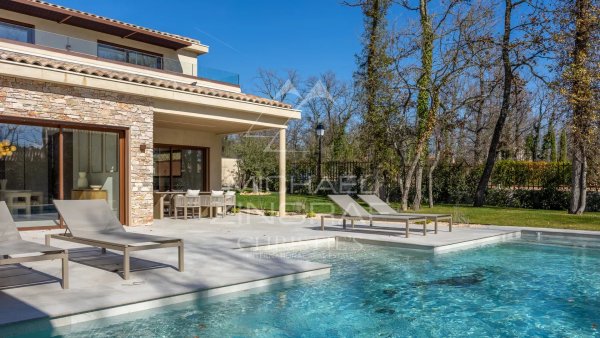 Luxury Villa for Sale in Fayence | Prestigious Terre Blanche Estate — photo 2