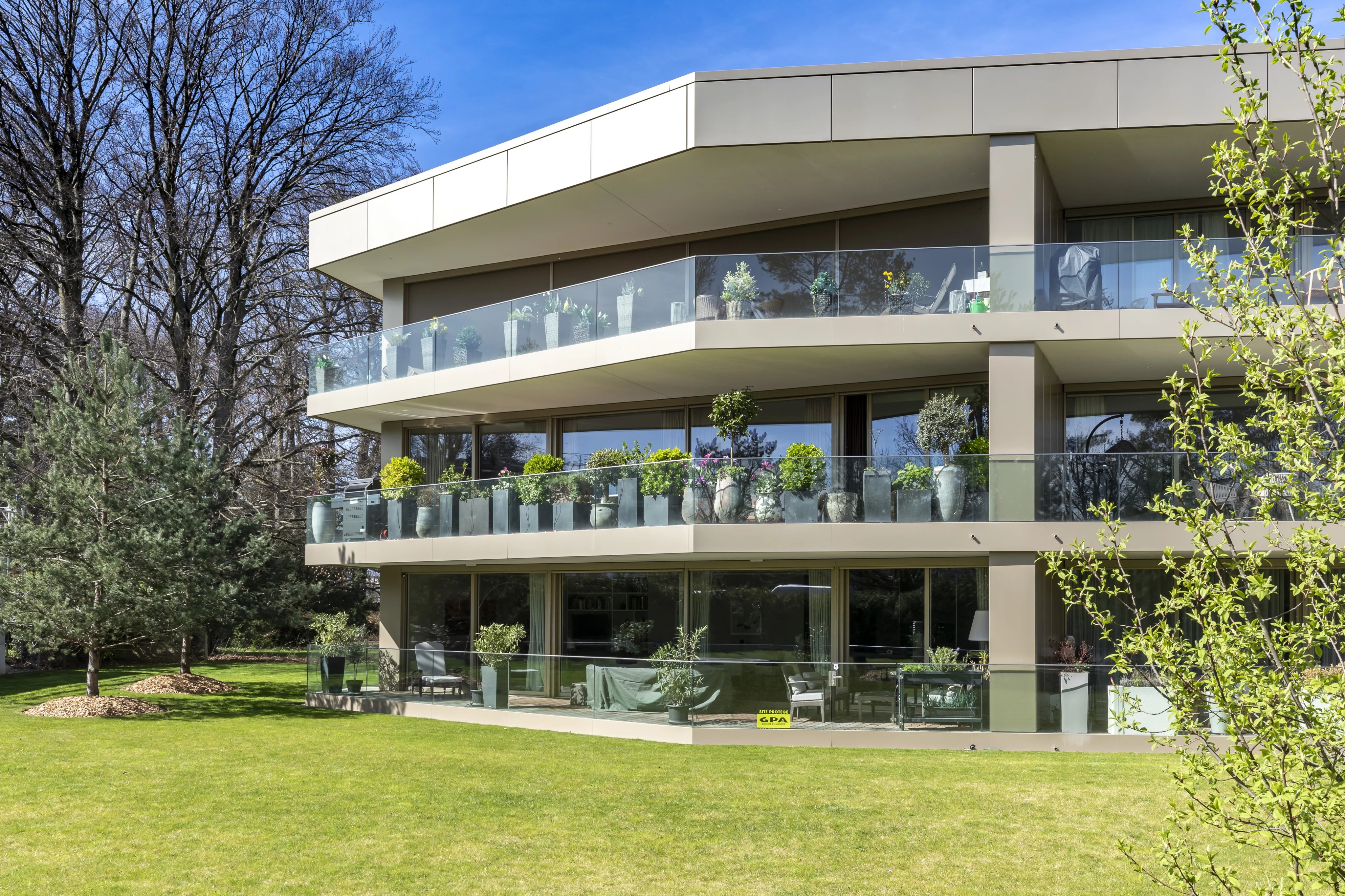 Beautiful three-bedroom apartment on the golf course in Vandoeuvres