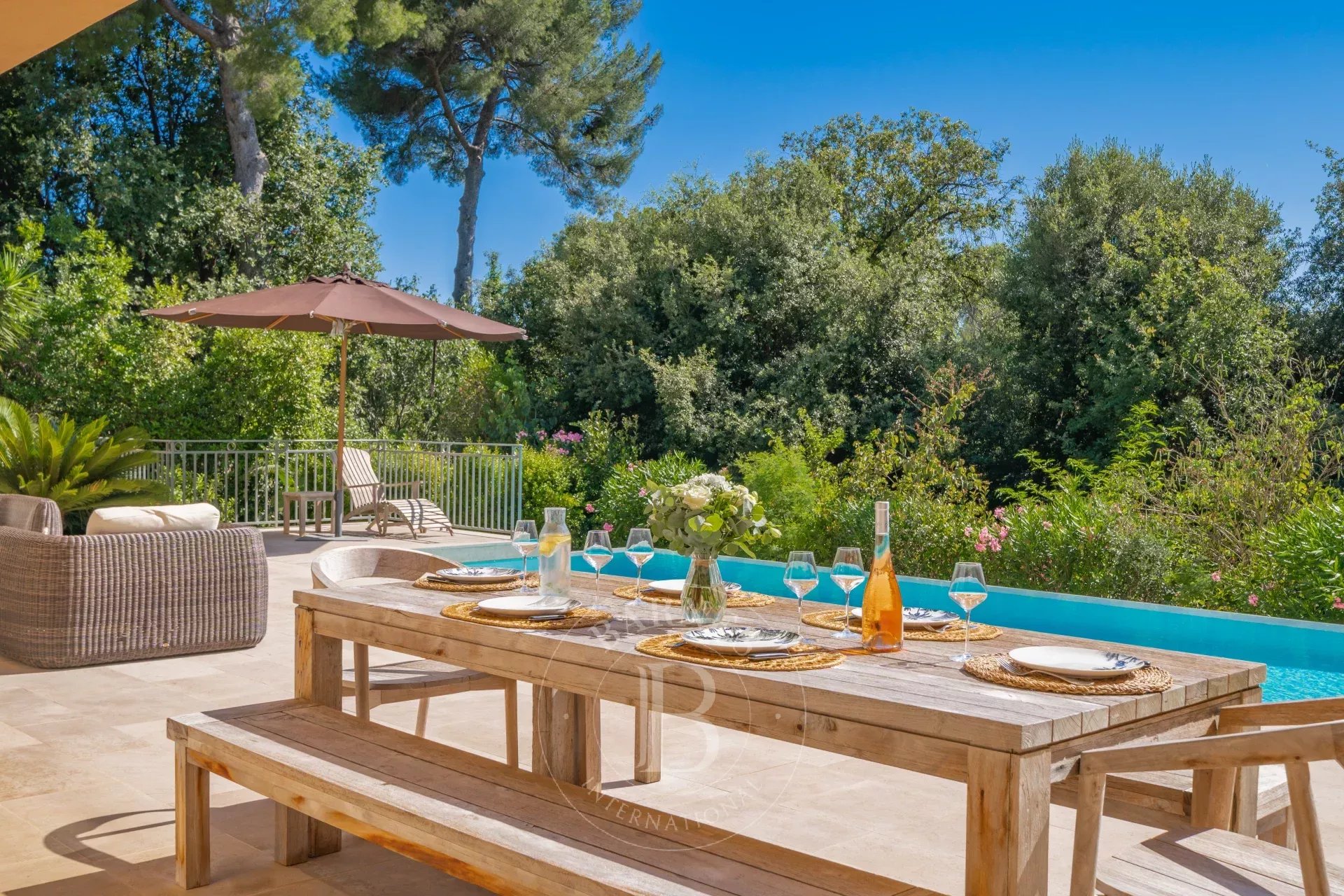 MODERN VILLA -  ANTIBES ST MAYMES - OPEN GREEN SETTING
