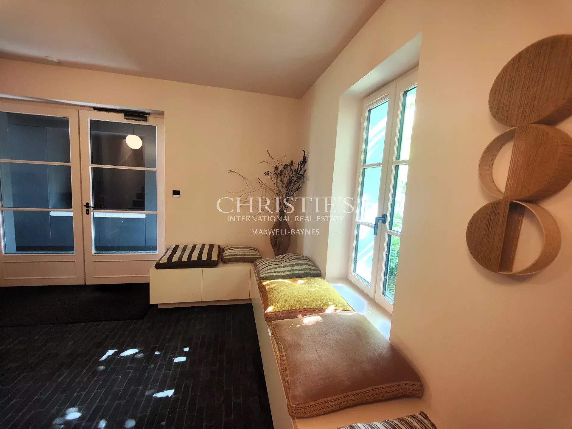 6 Bedroom Villa/Townhouse's Image 12