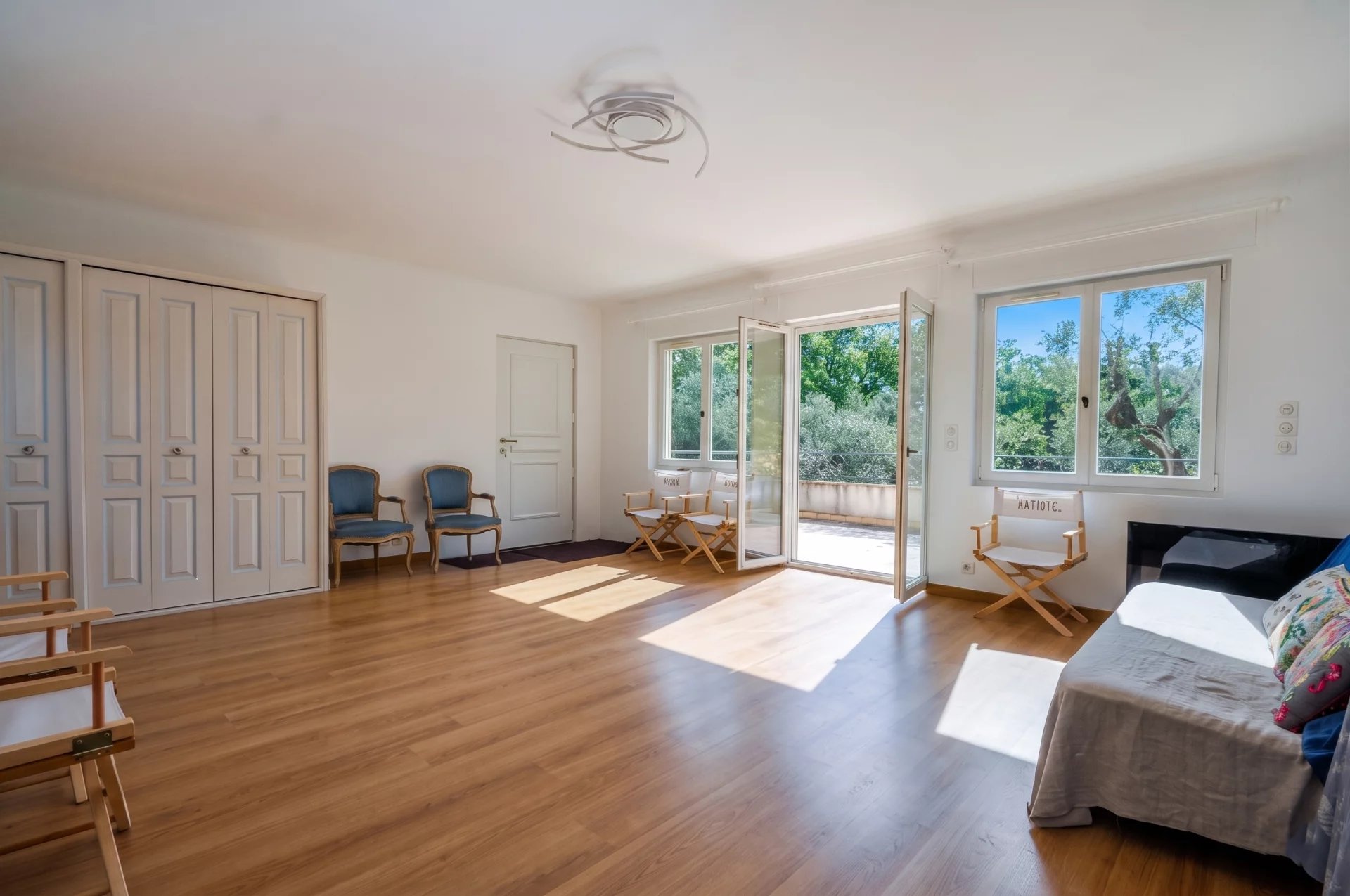 MOUGINS-PROPERTY 2 VILLAS ON A FENCED AND WOODED  PLOT OF 6700 M²