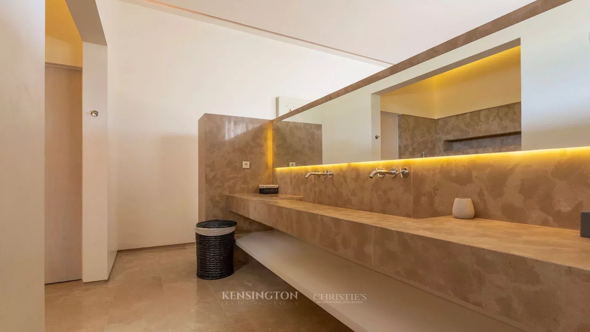 6 Bedroom Villa/Townhouse's Image 21