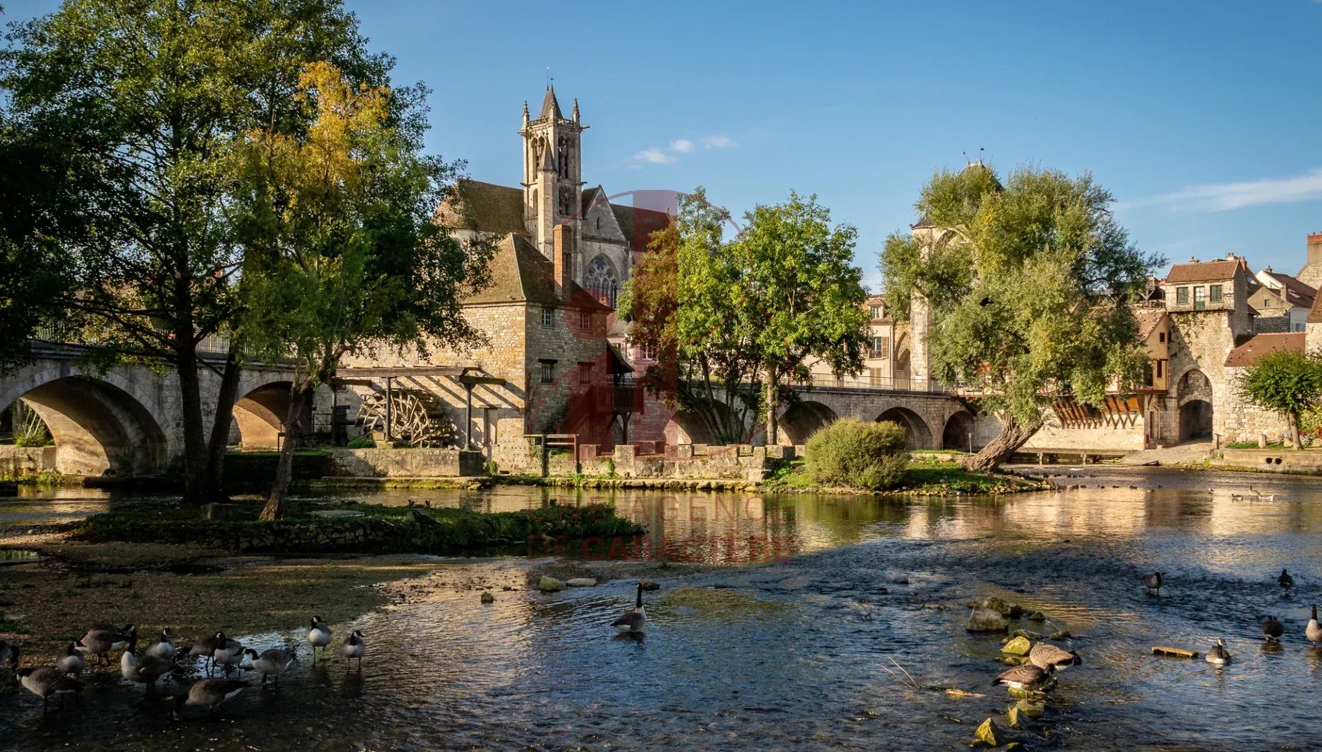 MORET-SUR-LOING, à proximité du CENTRE-VILLE et de FONTAINEBLEAU - DUPLEX de 89 m²