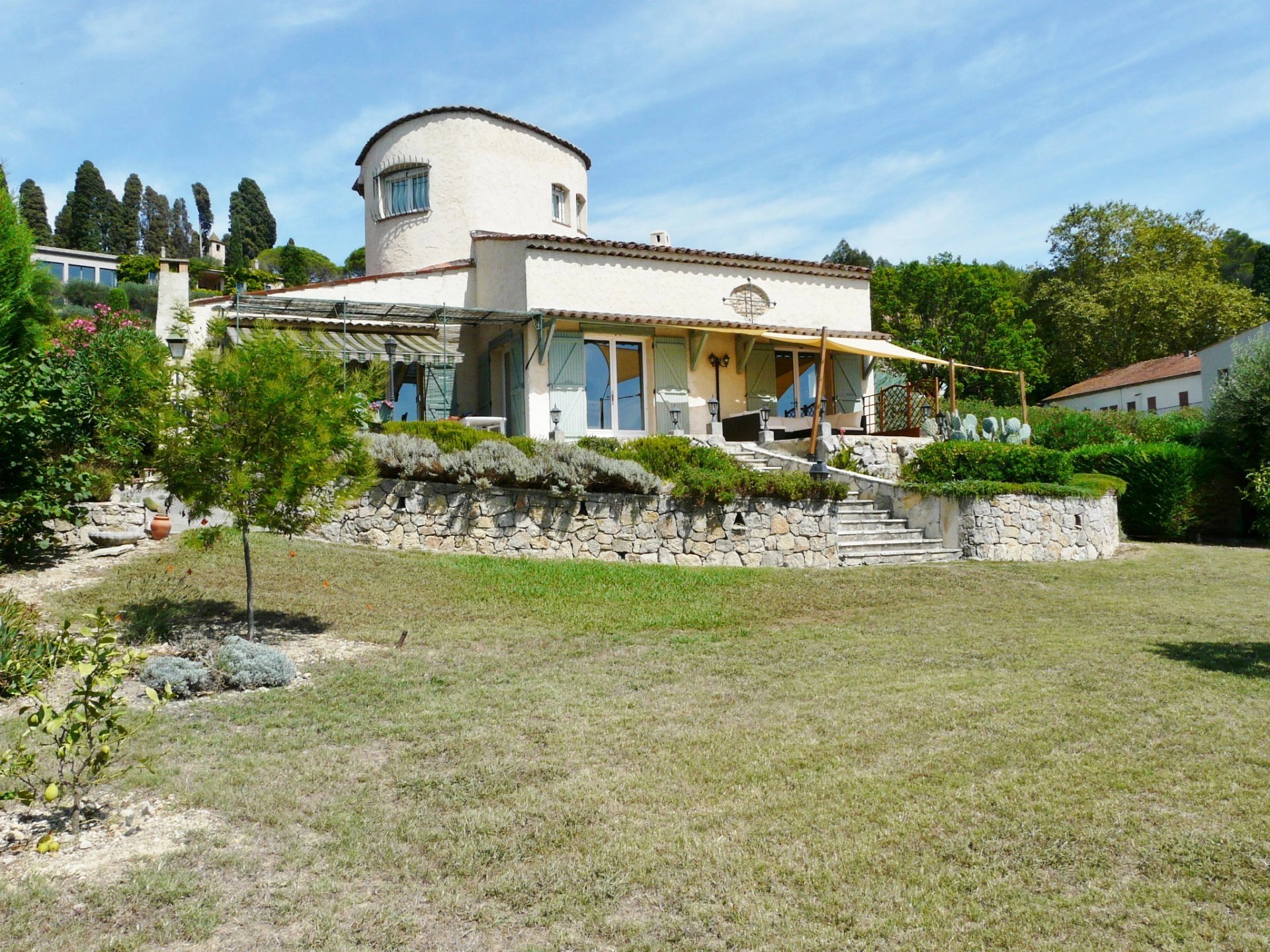 CHARMING VILLA IN A PRIVATE DOMAIN IN A DOMINANT POSITION AND PEACEFUL AREA