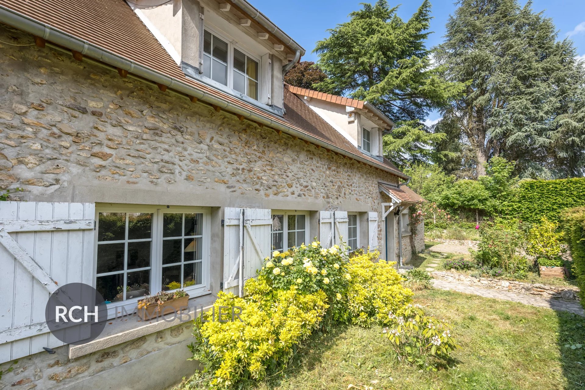 Exclusivité - Proche Montfort l'Amaury - Maison en pierre pleine de charme avec joli jardin