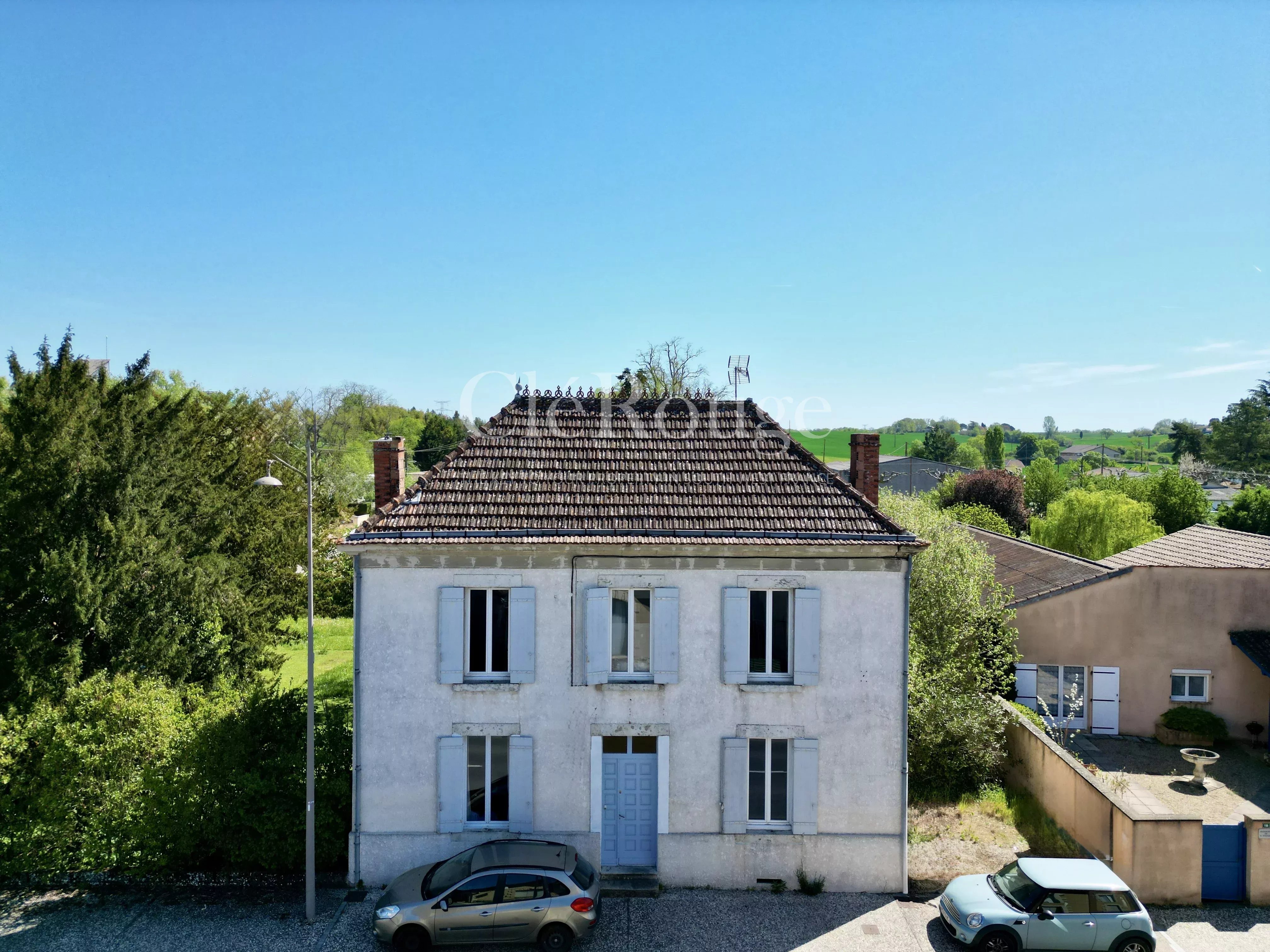 Proche de Miramont-de-Guyenne – Élégante maison de village lumineuse avec jardin arboré et cadre de vie paisible