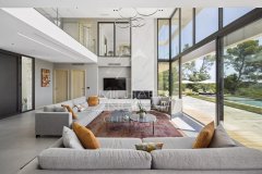 A Contemporary Architectural Masterpiece with Exceptional Panoramic Views — photo 3 of 7