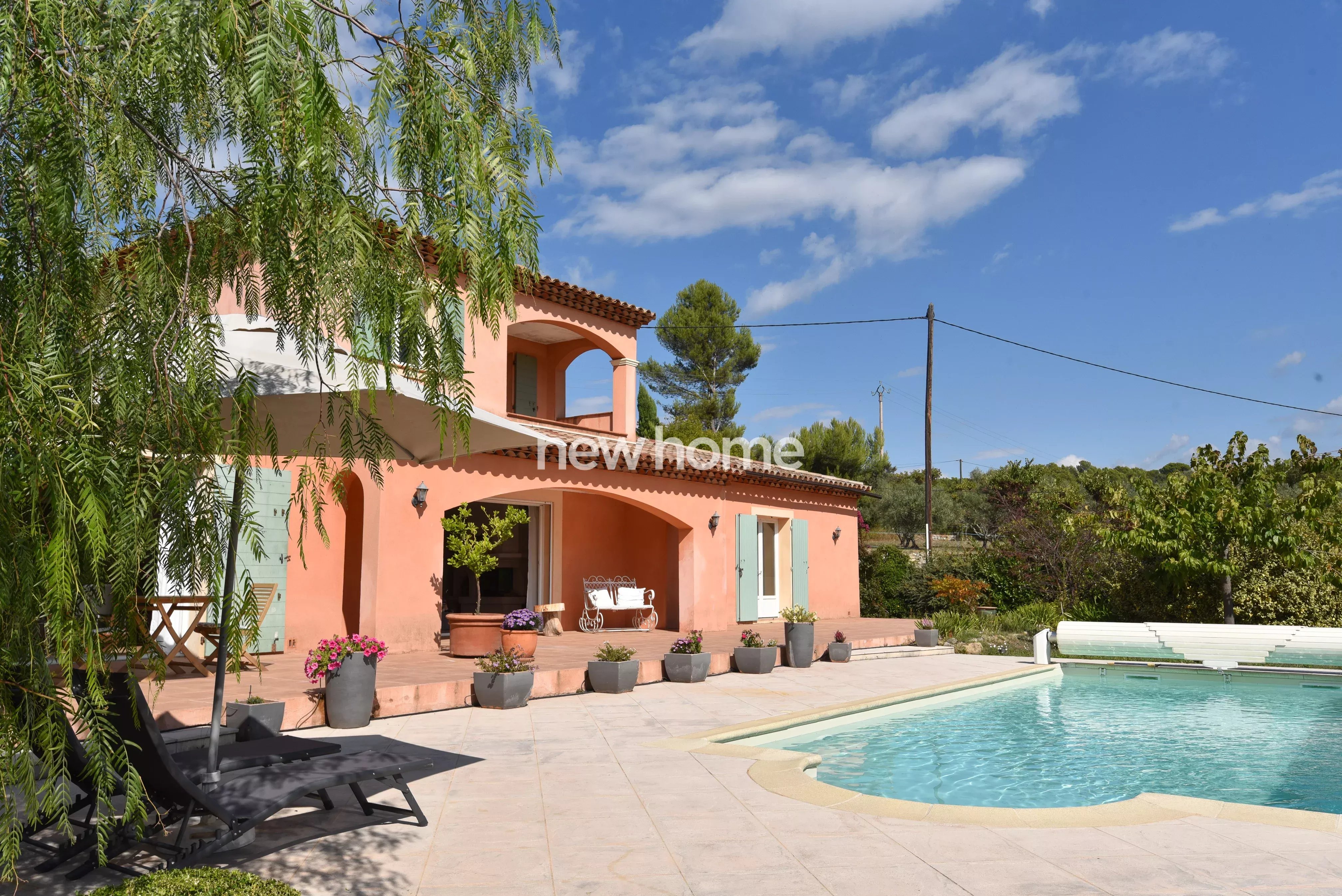 Proche de Lorgues, une villa provençale et lumineuse avec piscine et vue dégagée.