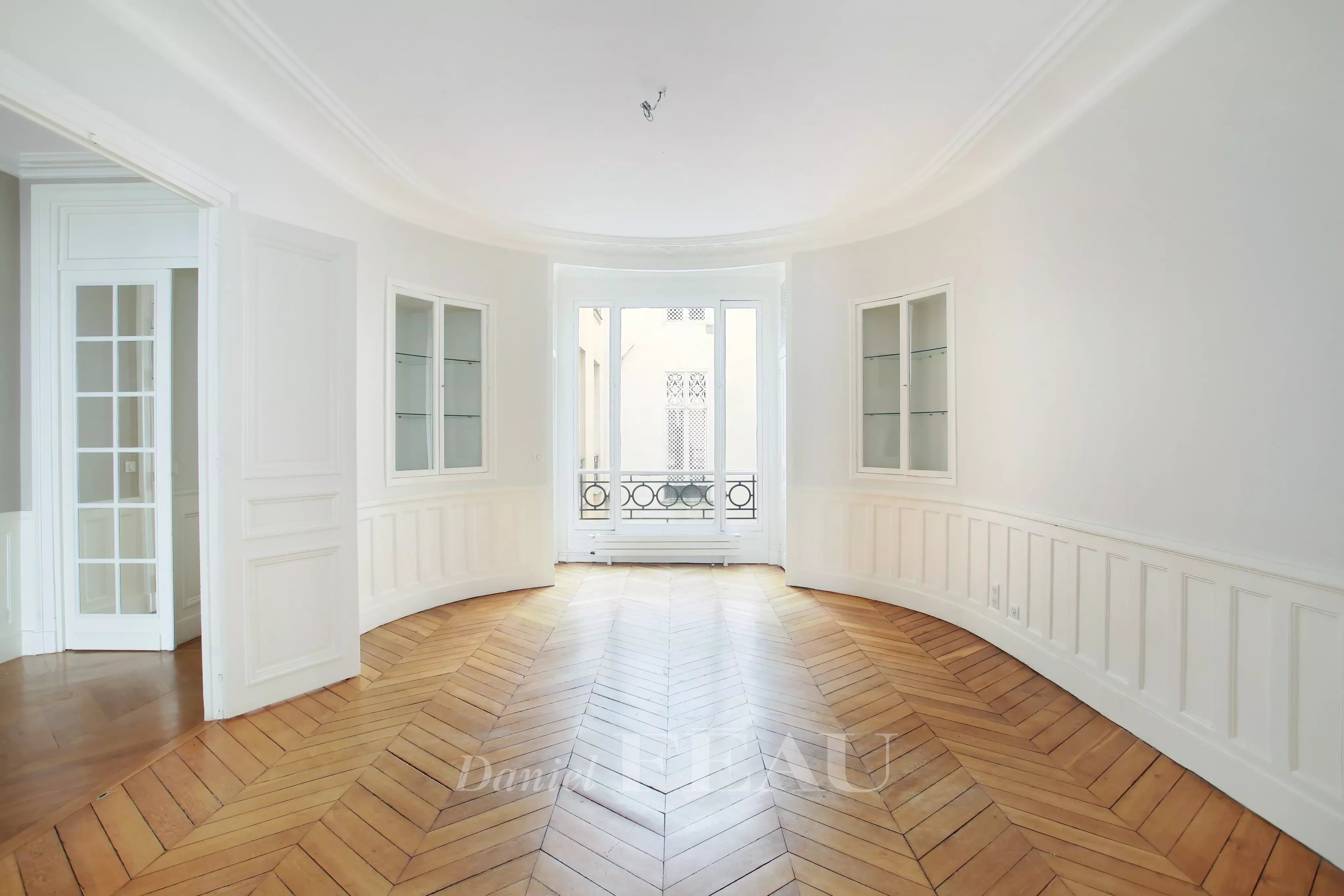 Salle à manger sur cour dégagée