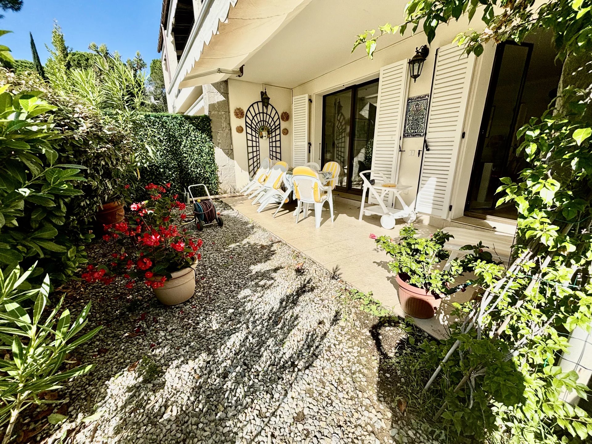 EXCLUSIVITE ! Au calme, appartement d'angle meublé en rez de jardin comprenant une entrée, une cuisine indépendante ...