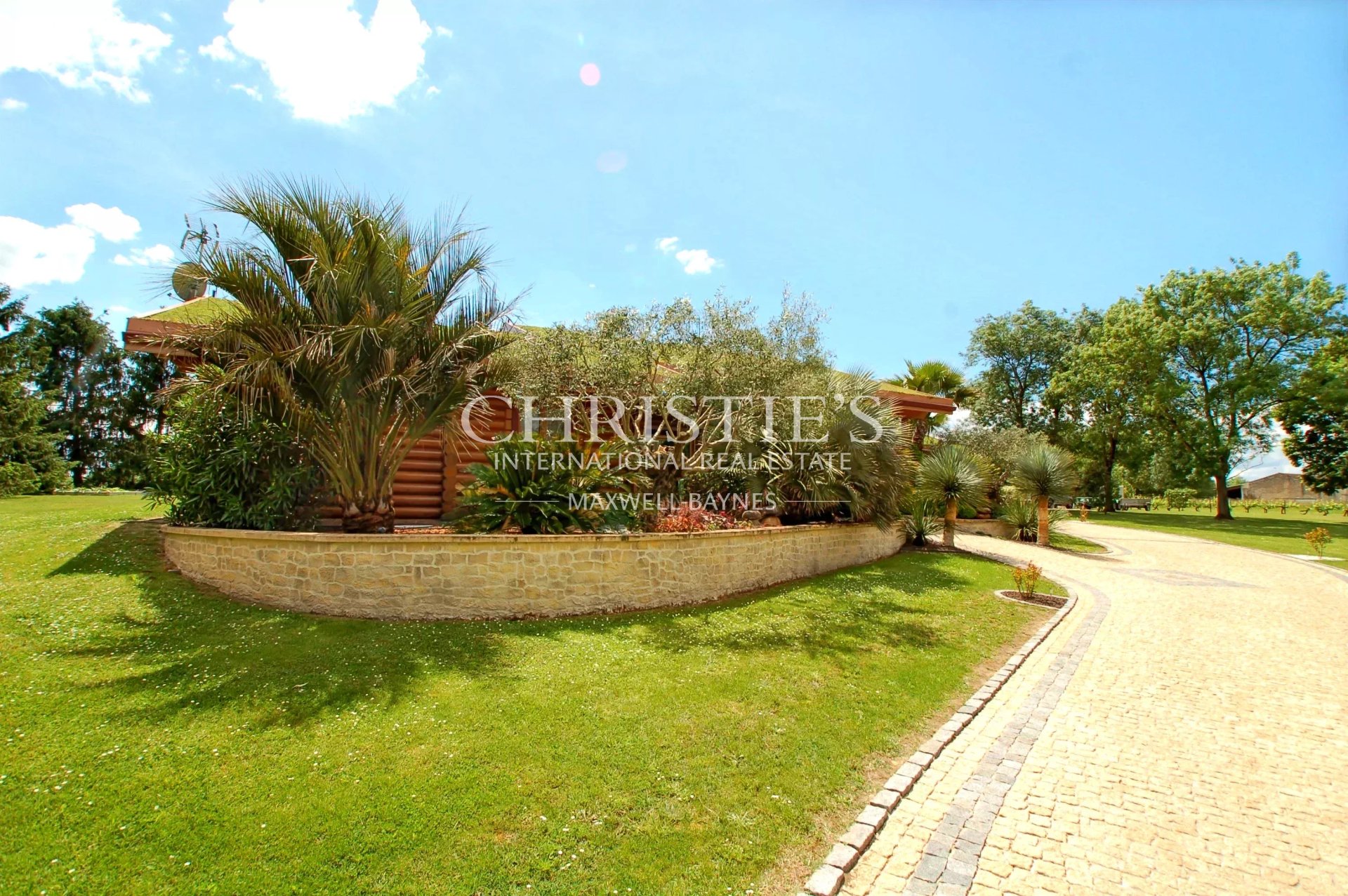 13 Bedroom Villa/Townhouse's Image 16