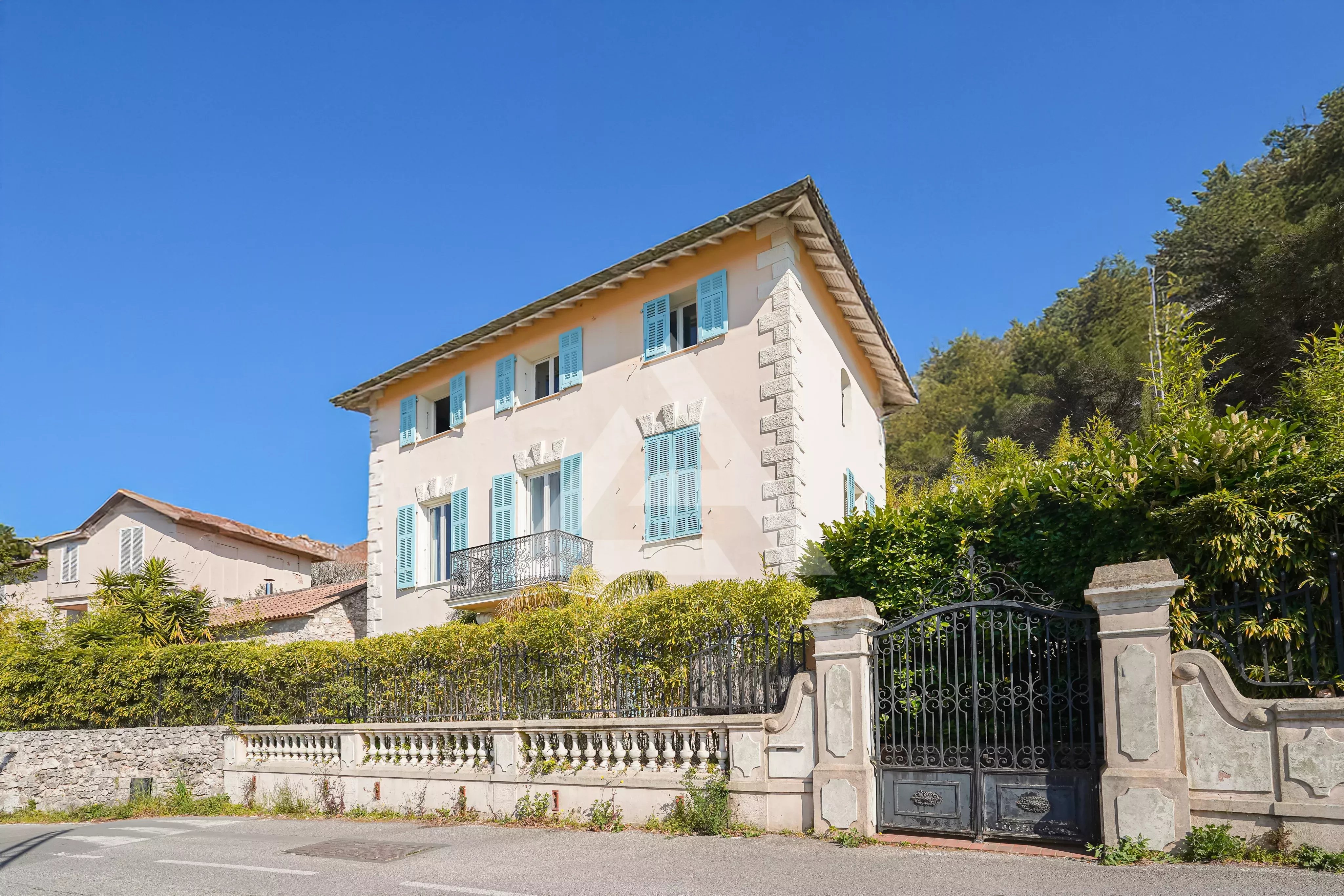 TOWNHOUSE - LA TURBIE - DOUBLE GARAGE