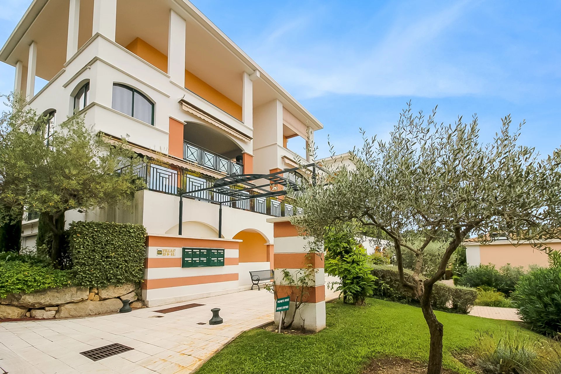 MAGNIFIQUE APPARTEMENT T3 A LOUER AU ROYAL GOLF MOUGINS