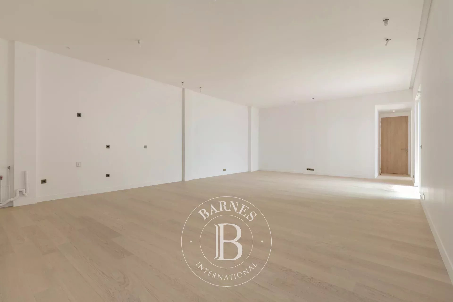 Paris 8th - Faubourg Saint-Honoré - New apartment -Ground floor terrace and garden - 3 bedrooms