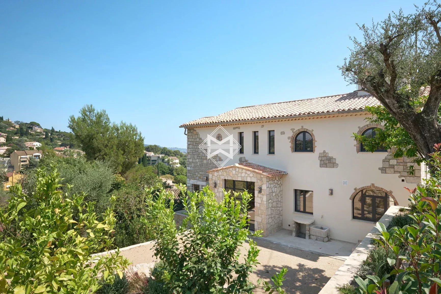 06250 MOUGINS VILLA