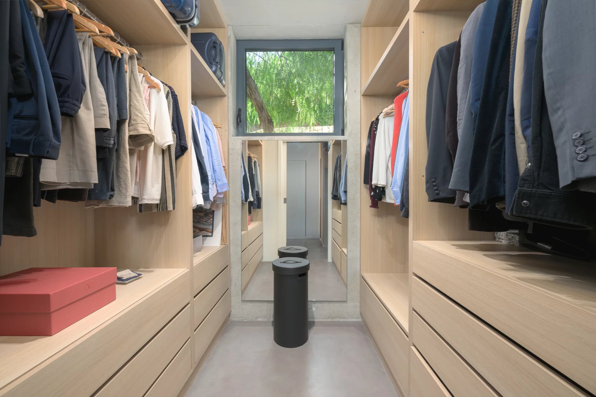 Contemporaine à pied du village 12