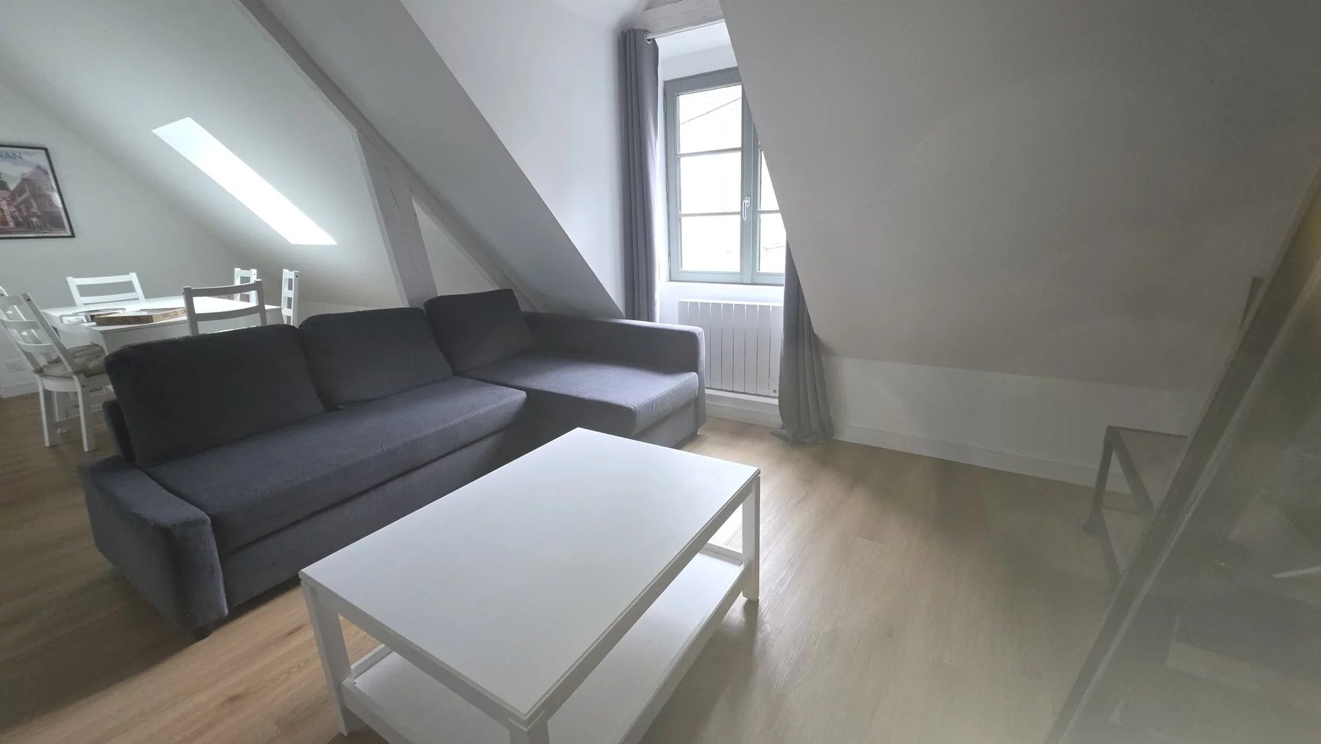 APPARTEMENT MEUBLE- CENTRE DINAN- PARKING OU GARAGE