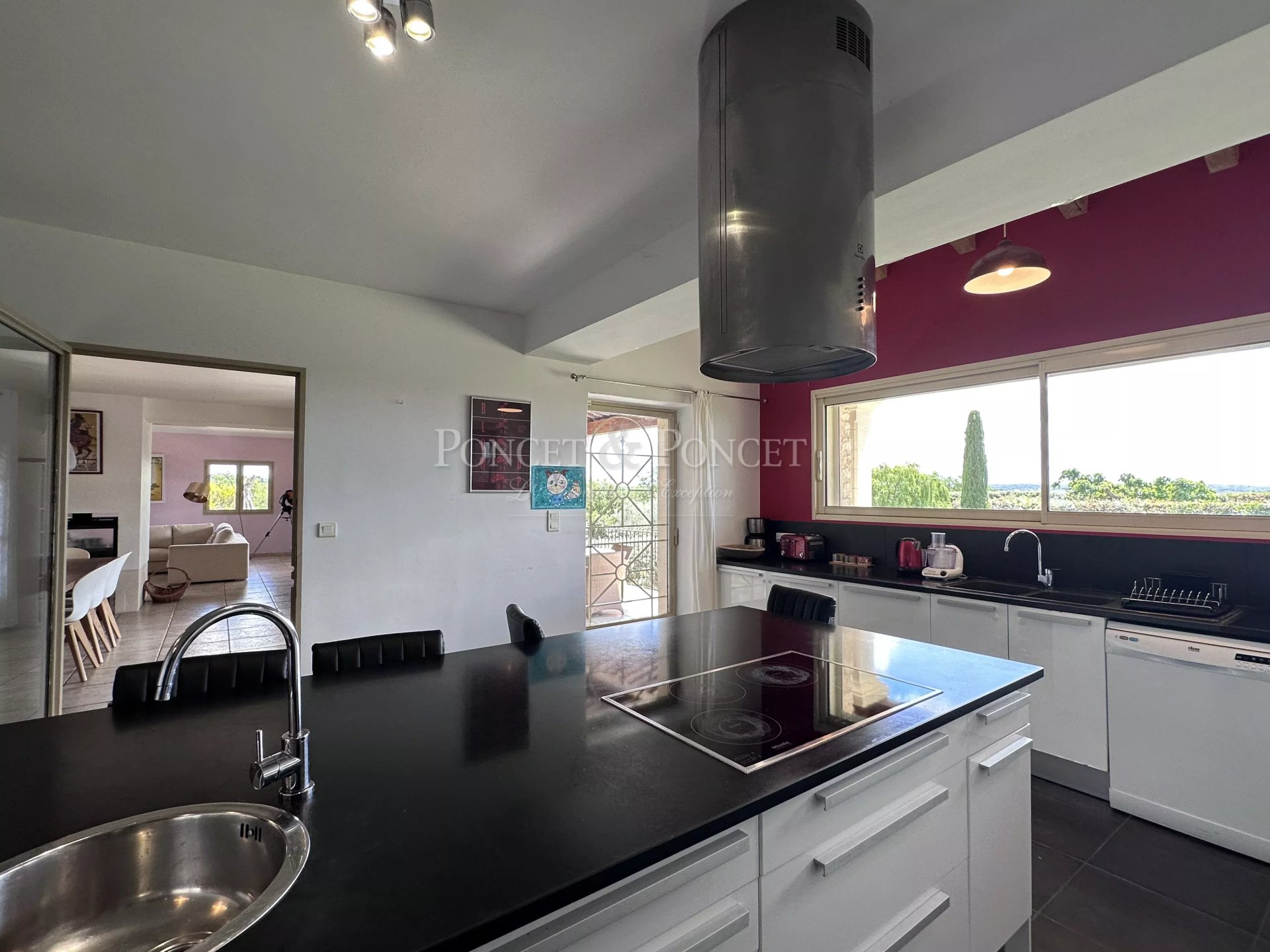 6 Bedroom Vineyard's Image 10