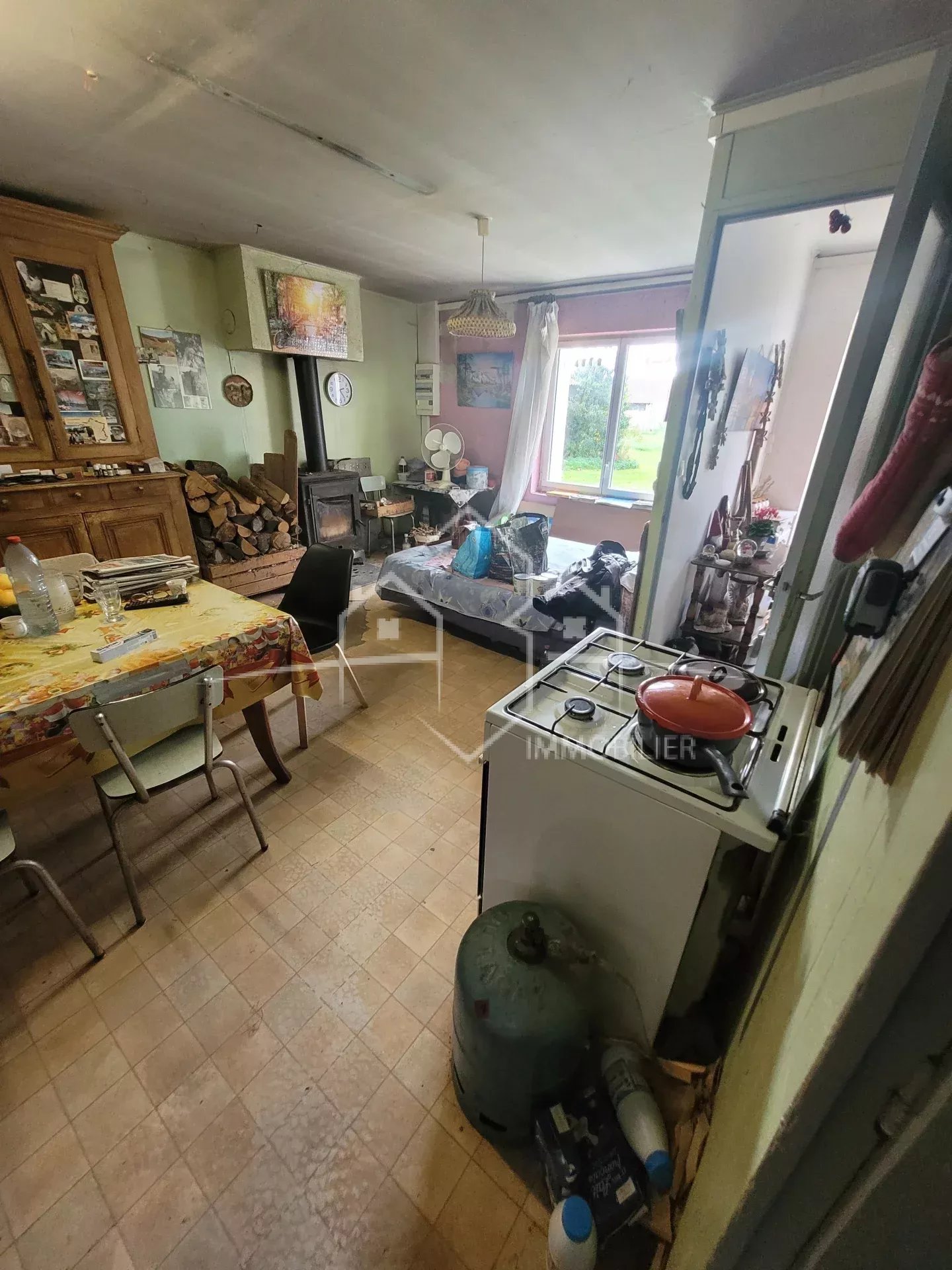 ANNEYRON, maison 2 pièces à rénover avec dépendances