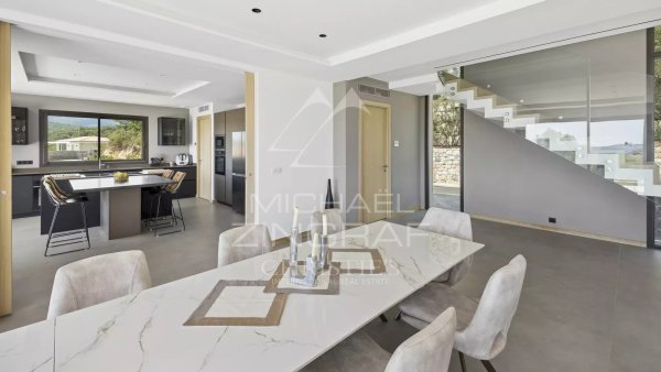 A Contemporary Architectural Masterpiece with Exceptional Panoramic Views — photo 7