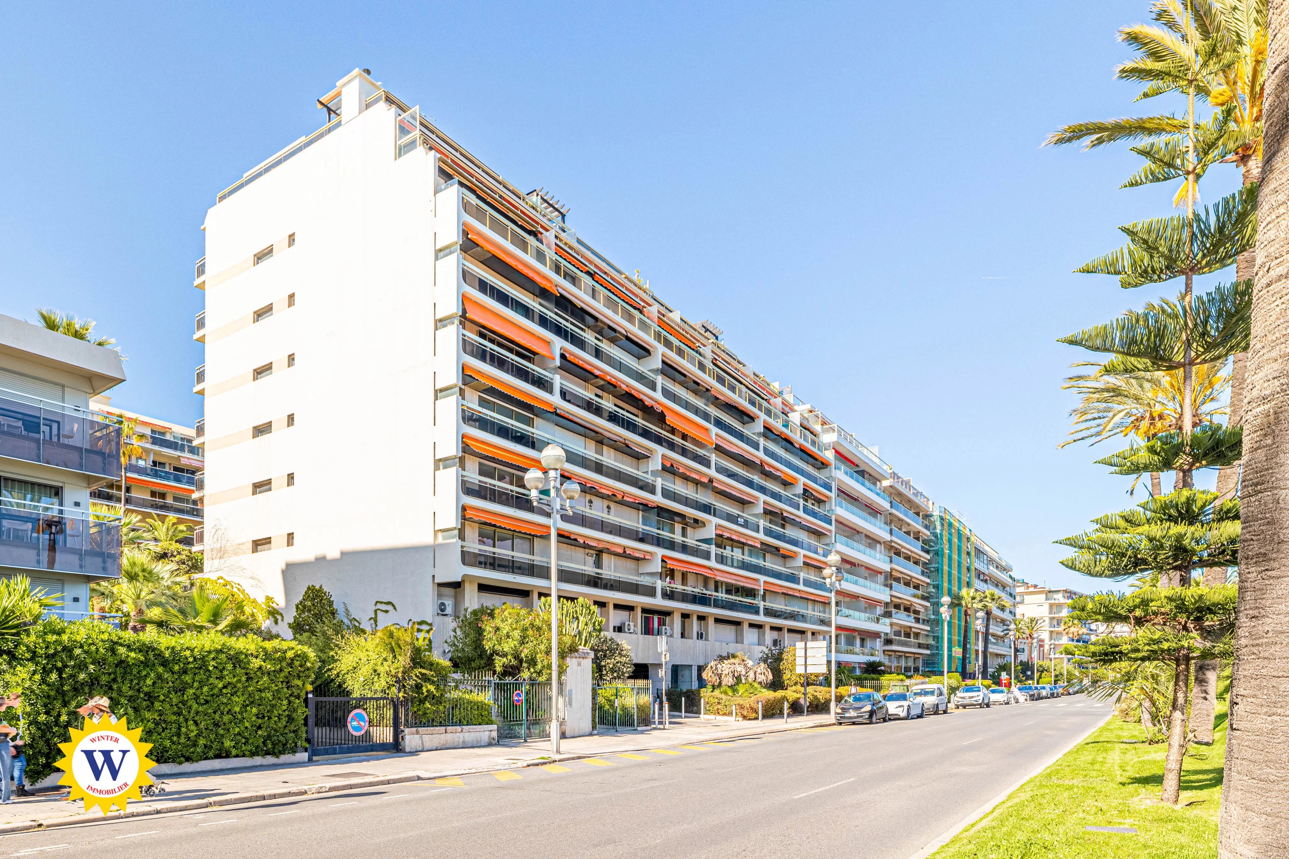 NICE PROMENADE DES ANGLAIS / 2 PIECES de 41 m2 avec balcon 10 m2 dans résidence de standing, cave incluse ! proximité promenade et tram, calme et lumineux, une cave