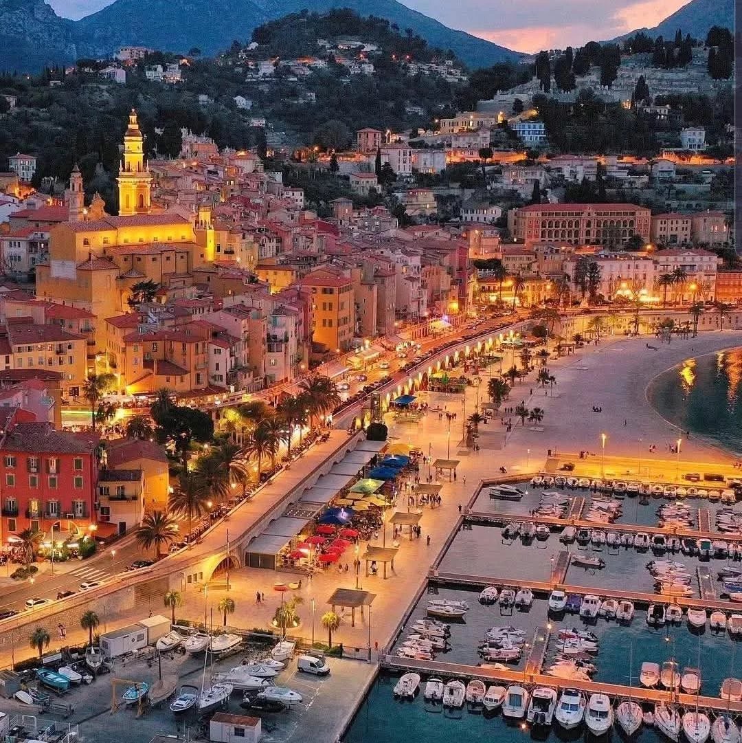 Menton Front de Mer - Résidence de standing - vaste studio avec terasse