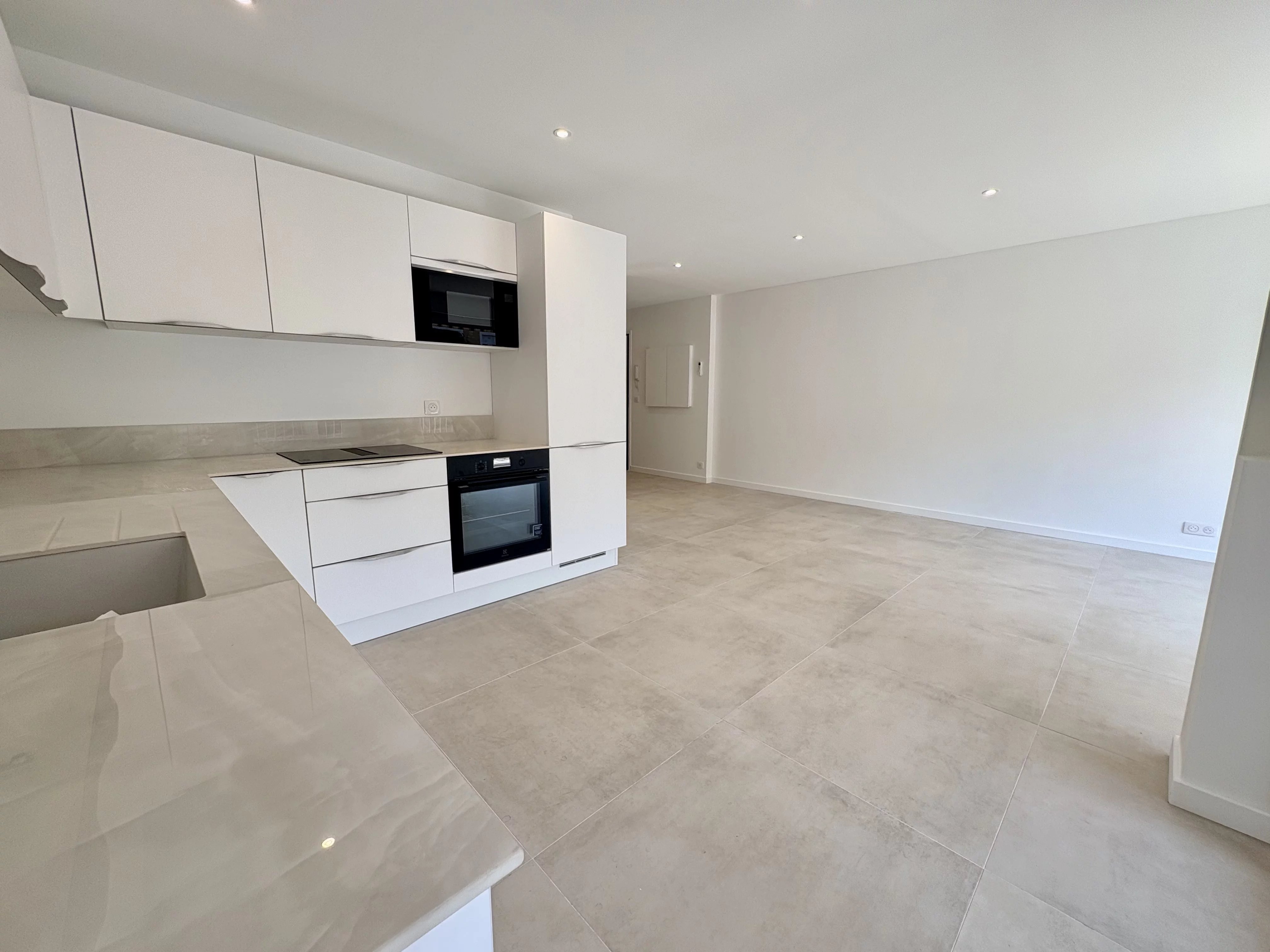 Appartement 3 pièces rénové en plein centre-ville, à deux pas de la plage