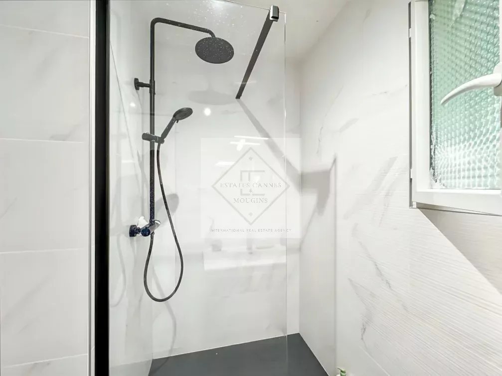 MAGNIFIQUE MAISON MITOYENNE AVEC VUE MER & COLLINES – 4 CHAMBRES – DOUBLE GARAGE – PISCINE — photo 22