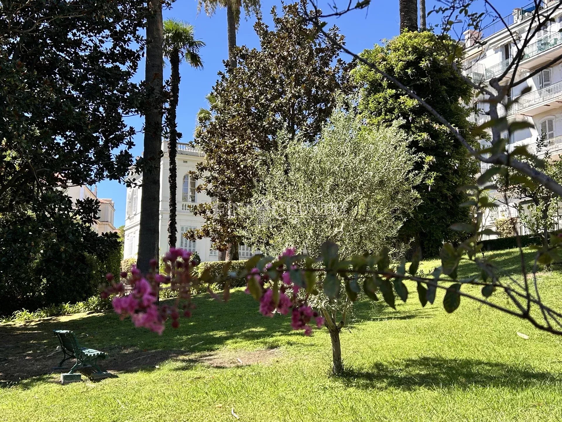 Photo of For sale apartment in Cannes within walking distance to the center, with workshop