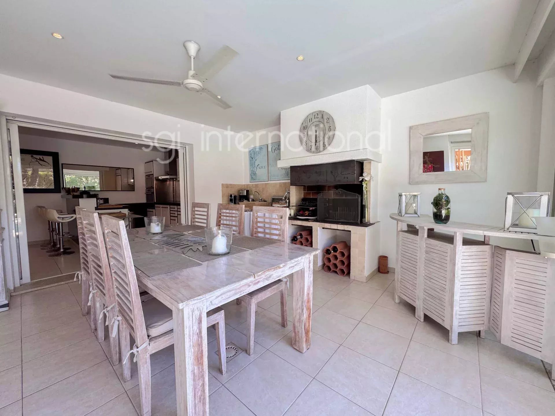 Sainte-Maxime: magnificent villa 1.5km from the town center.