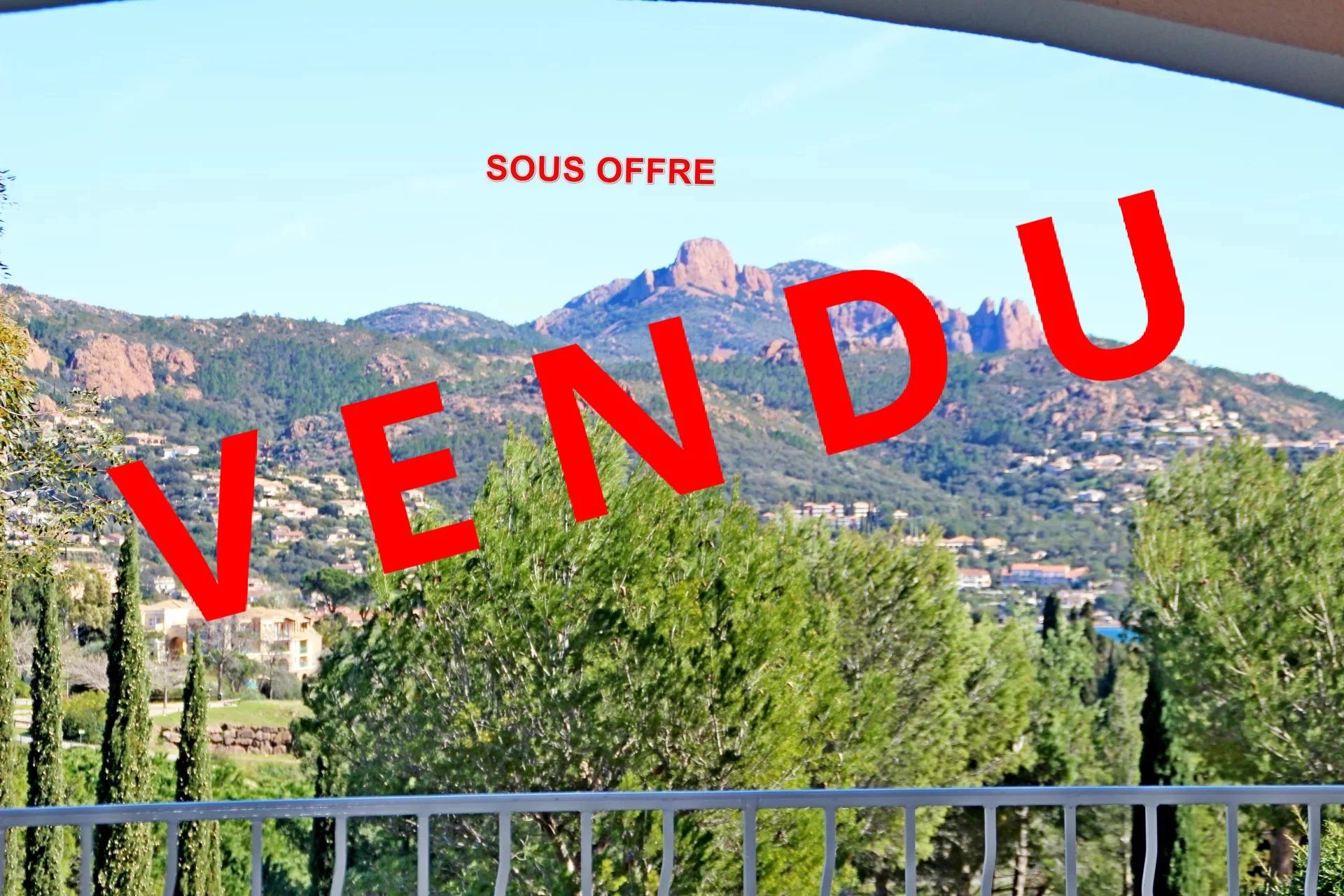 VENDU Agay Cap Esterel: Le Hameau beau 3 pièces trame large avec grande terrasse couverte. Parking privé en sous sol. Accès facile