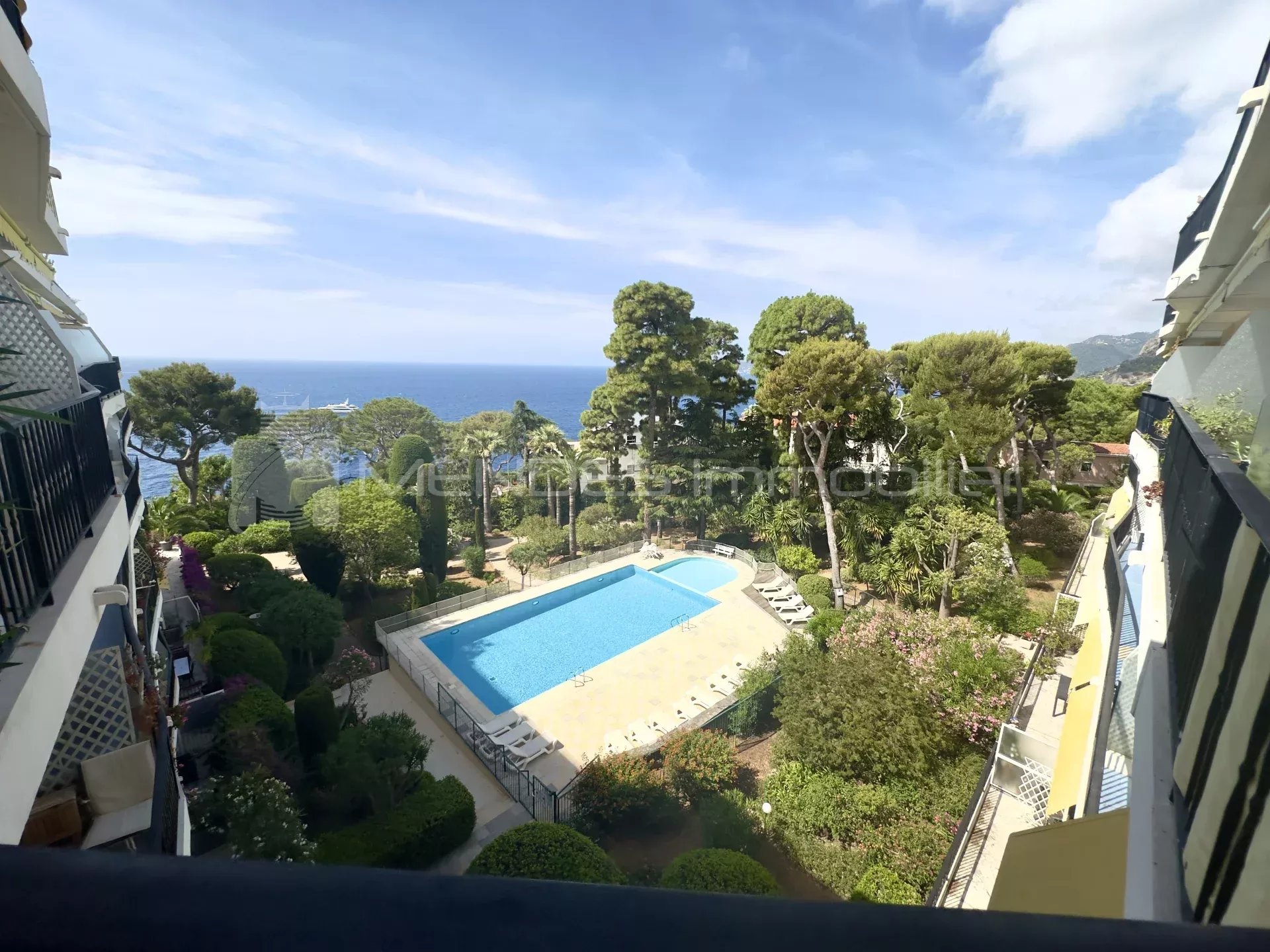 CAP D’AIL – EXCEPTIONNEL 4 PIÈCES RÉNOVÉ AVEC TERRASSES, APERÇU MER, GARAGE ET PISCINE