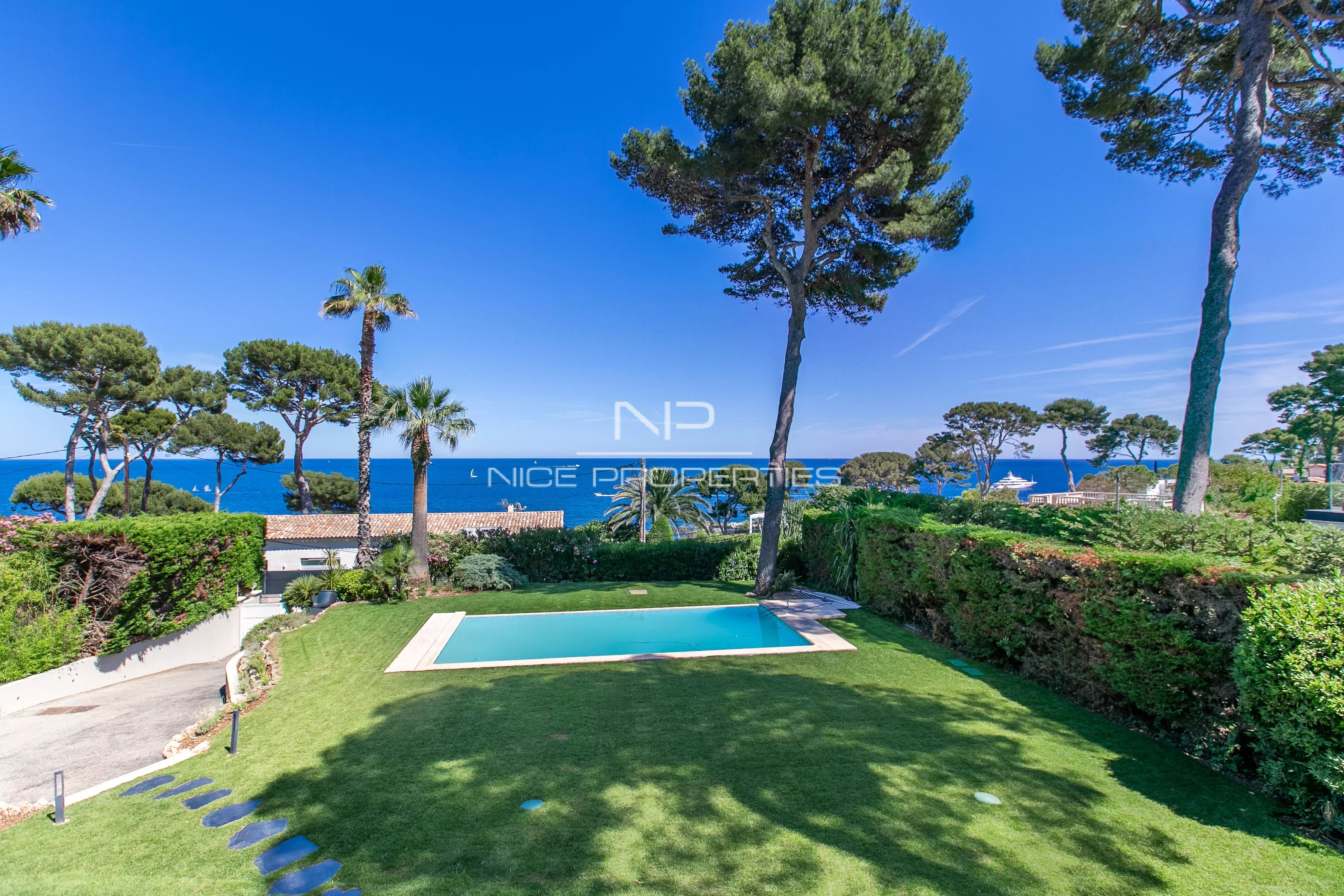 Cap d'Antibes, magnifique villa d'inspiration Néo-Florentine avec piscine et splendide vue mer