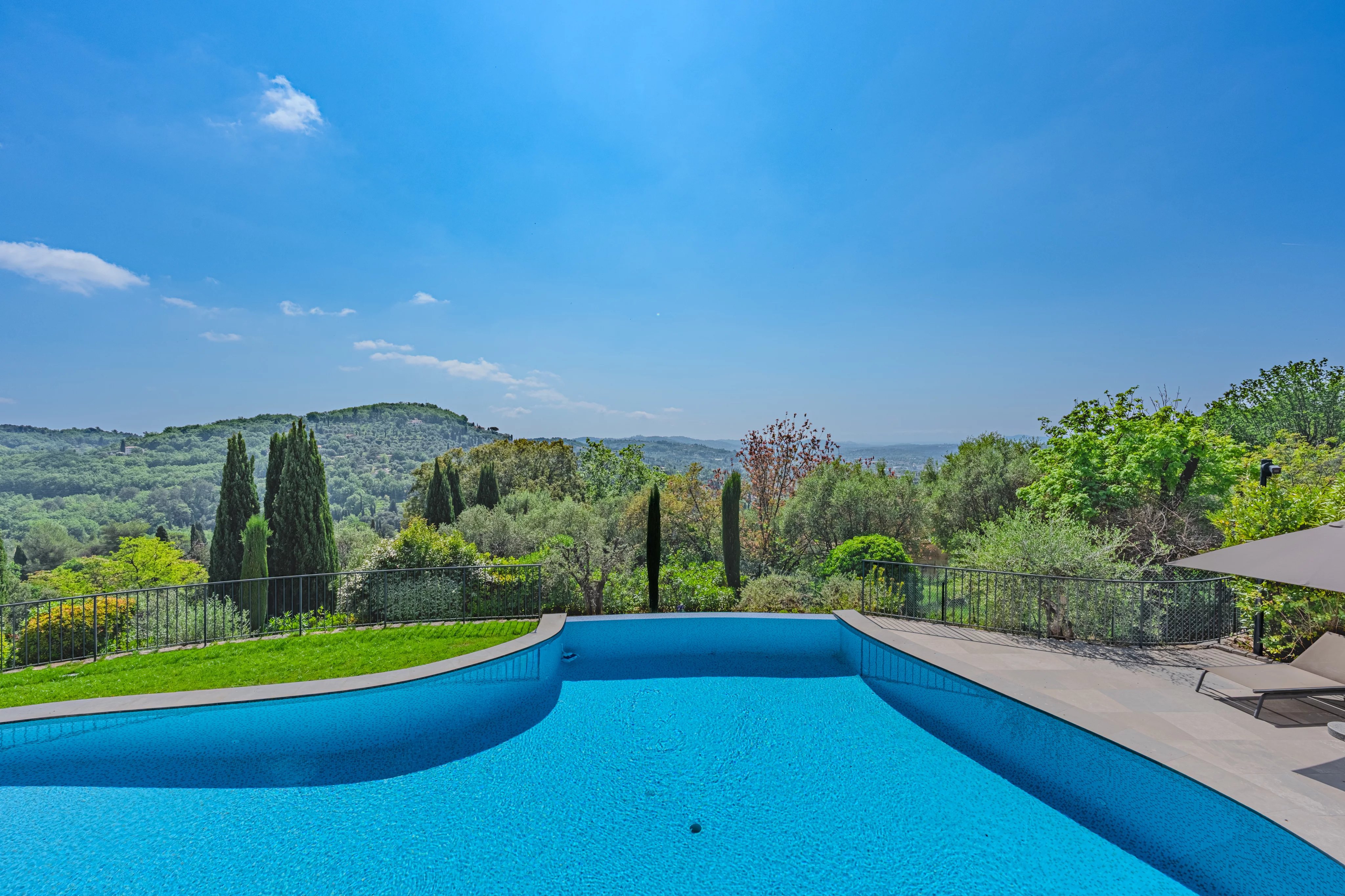 High quality estate with breathtaking panoramic views