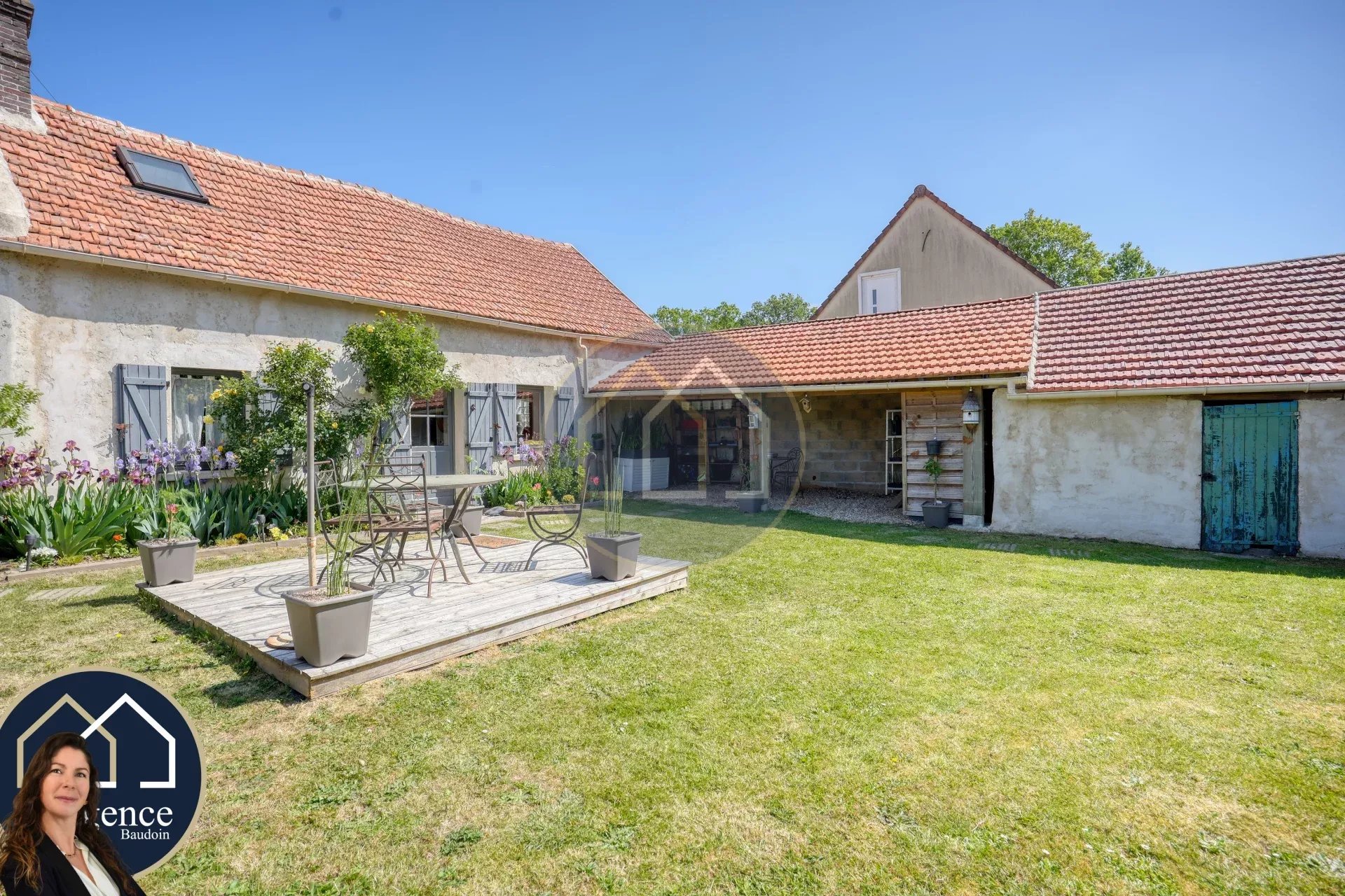 MAISON ANCIENNE RENOVÉE PLEINE DE CHARME, 85 m², DEPENDANCES, JOLI JARDIN SANS VIS-A-VIS. SITUEE DANS UN VILLAGE RECHERCHE DES YVELINES.